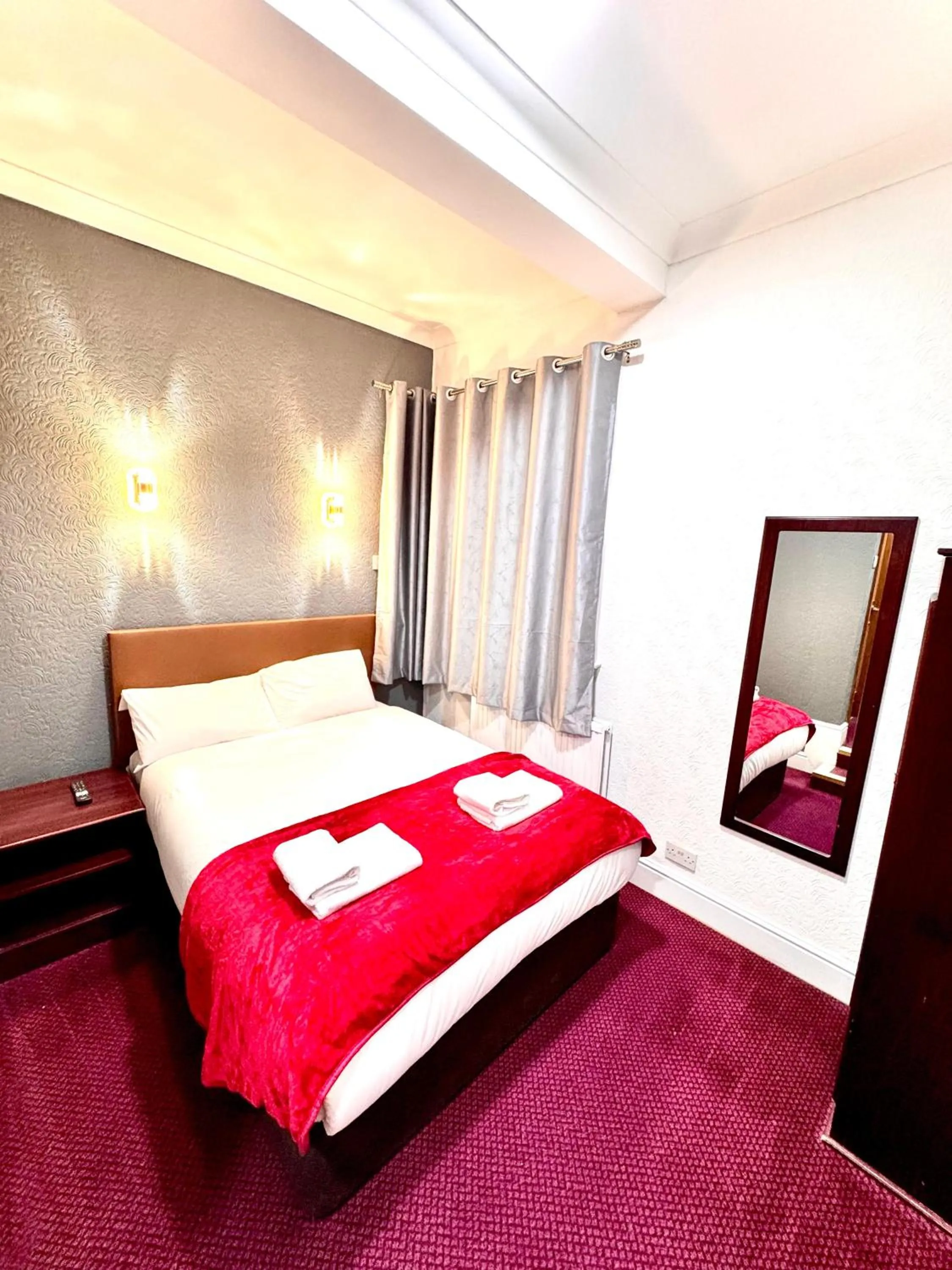 Bedroom, Bed in George And Dragon Place