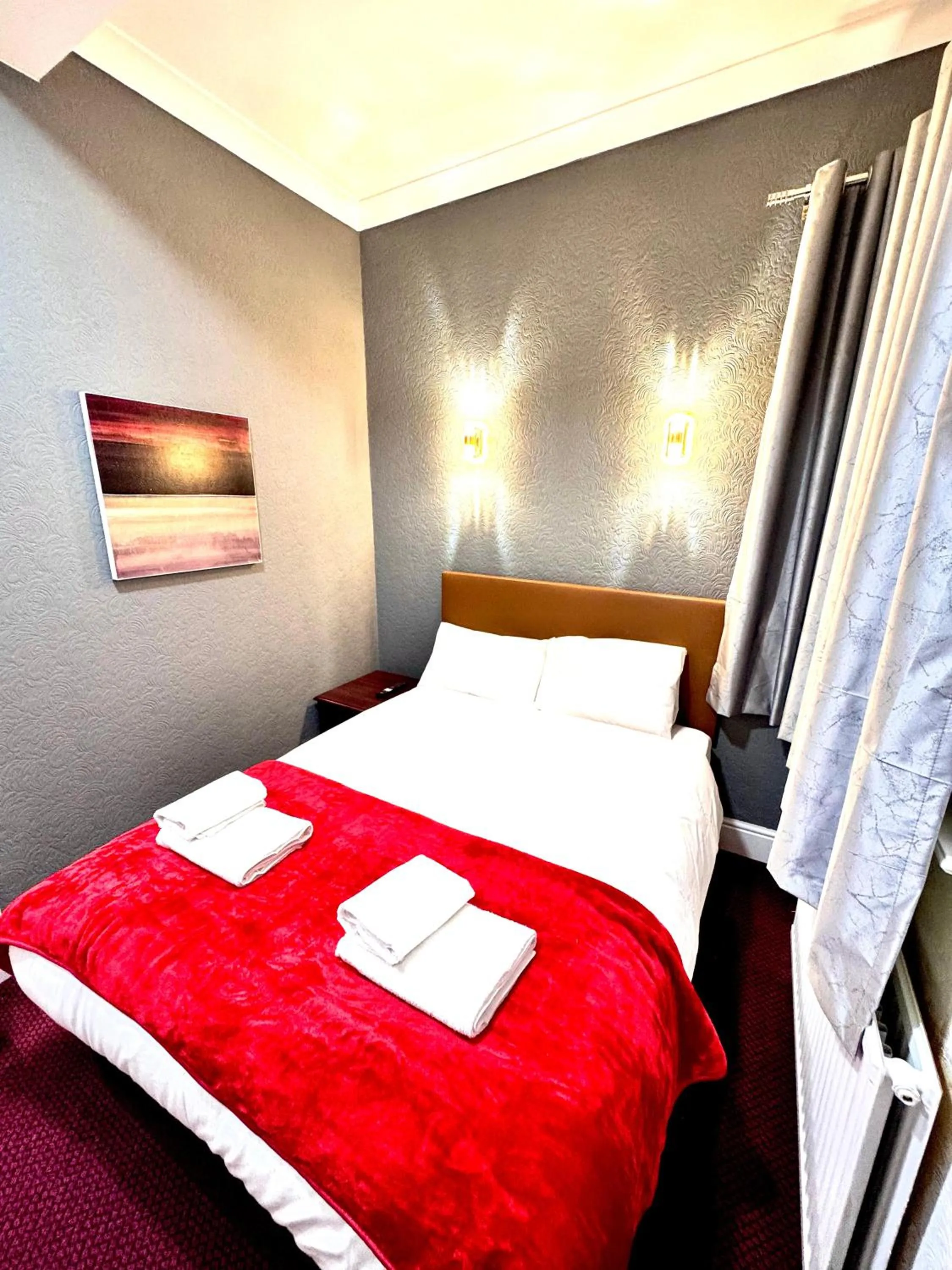 Bedroom, Bed in George And Dragon Place