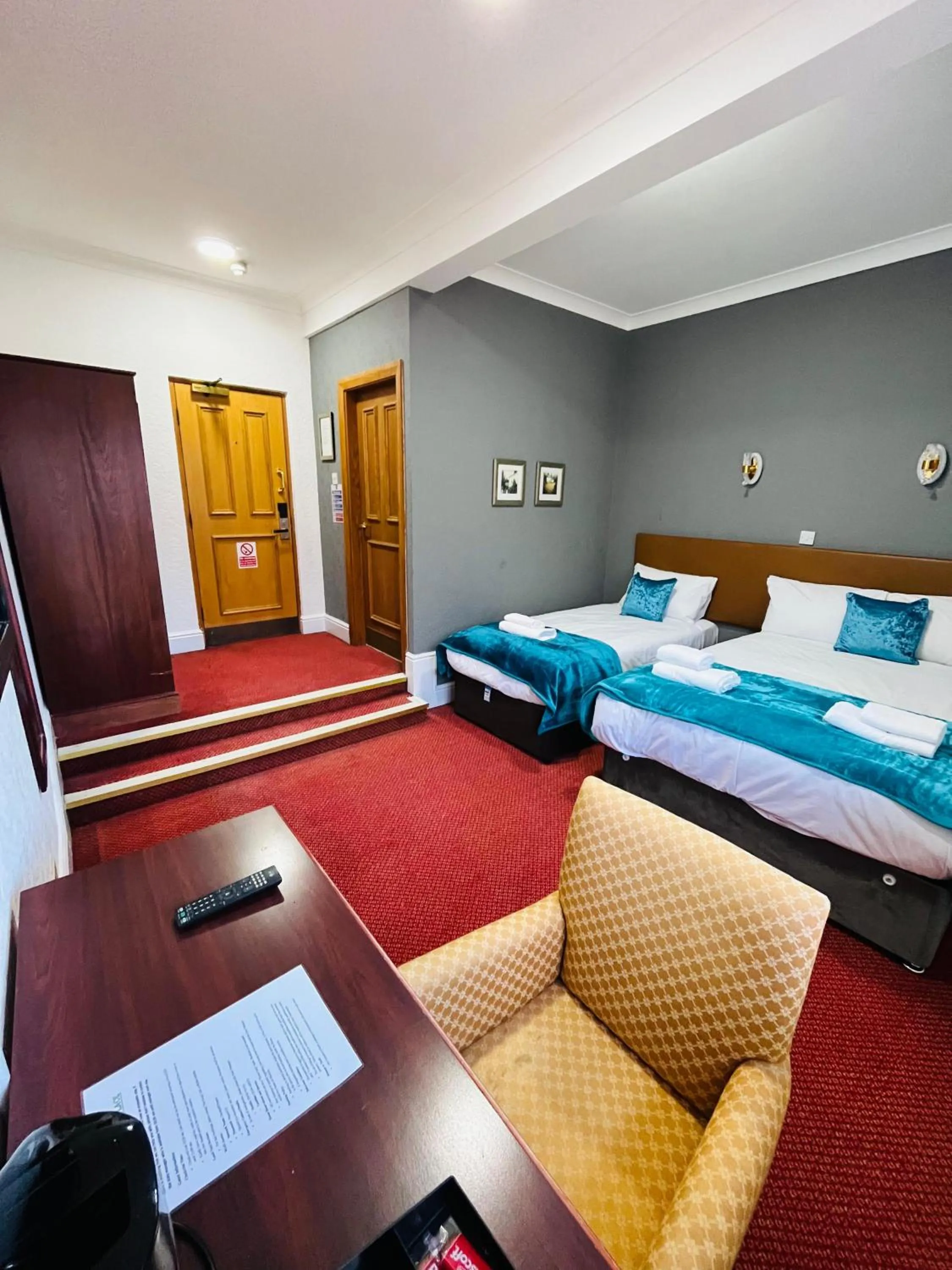 Bedroom, Bed in George And Dragon Place