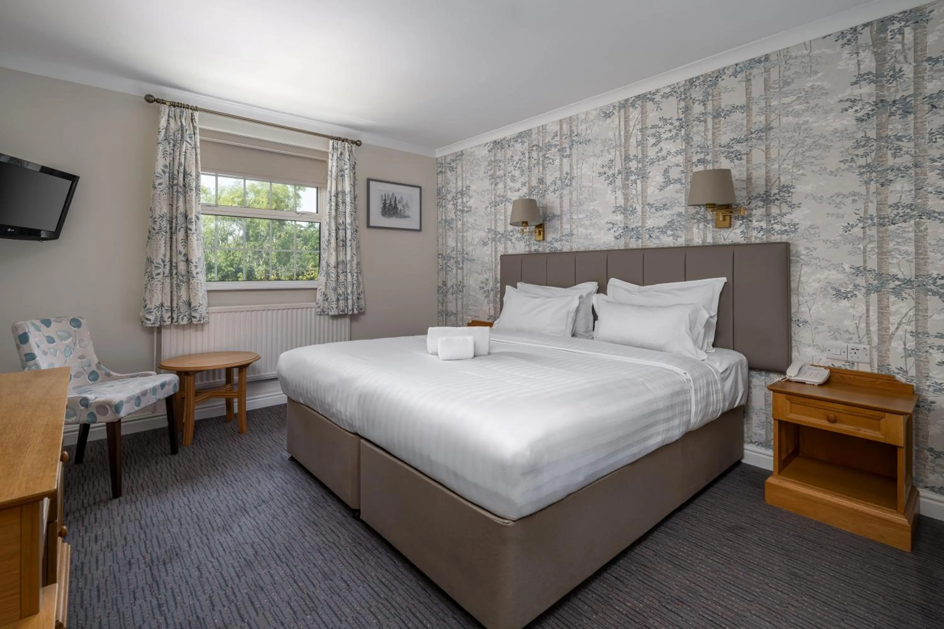 Bedroom, Bed in Reigate Manor Hotel