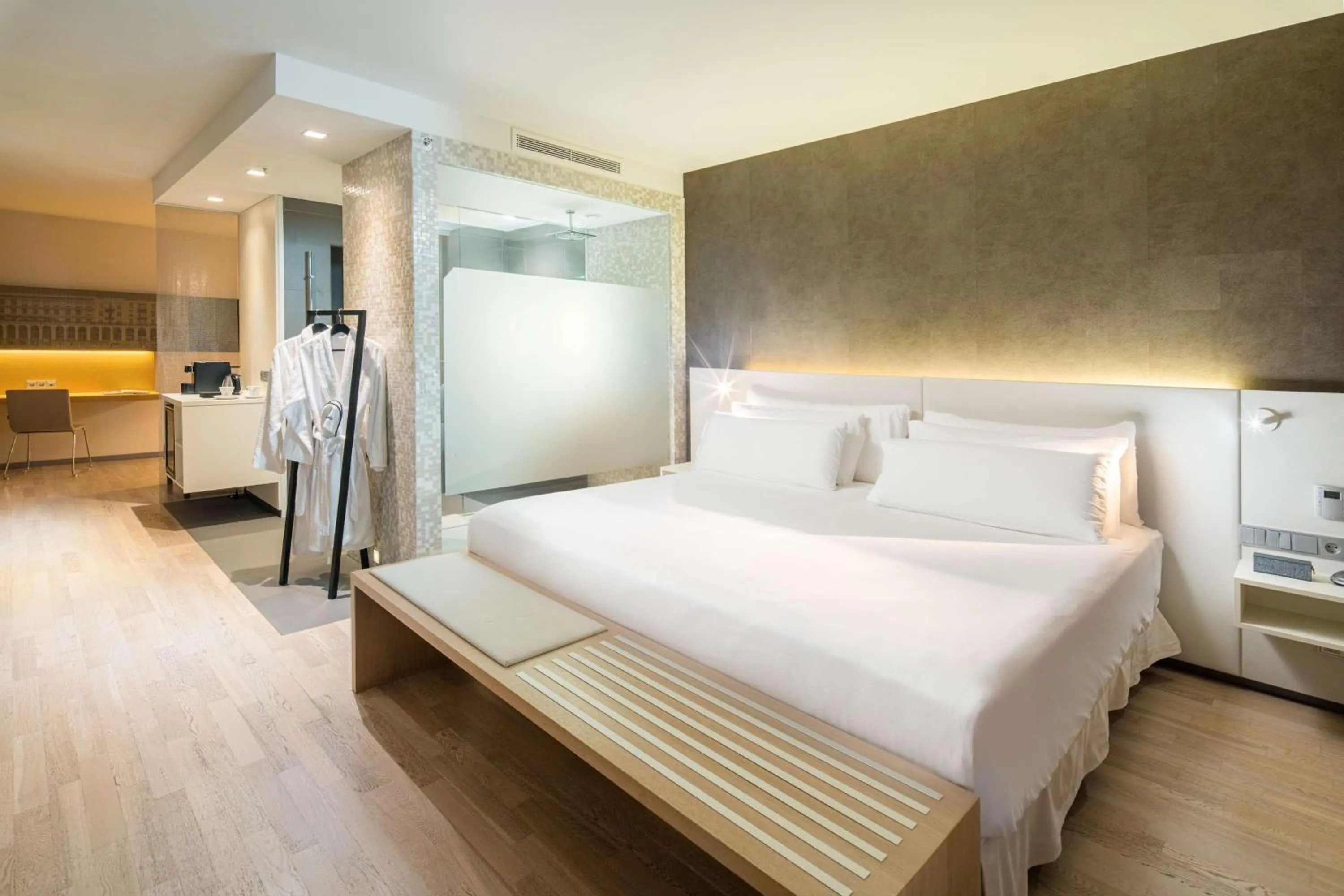 Photo of the whole room, Bed in Barceló Hamburg