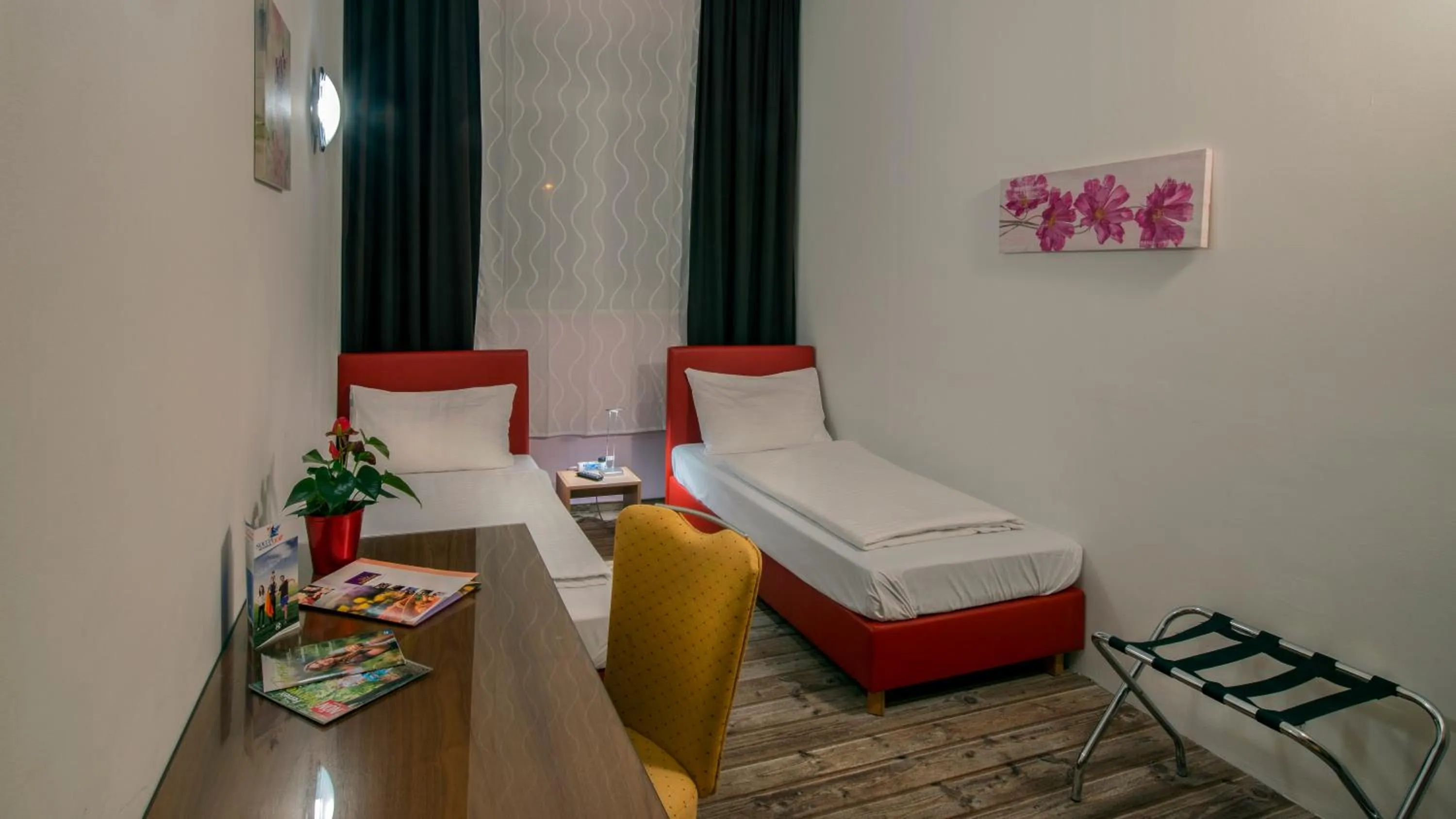 Photo of the whole room, Bed in Kaiserrast