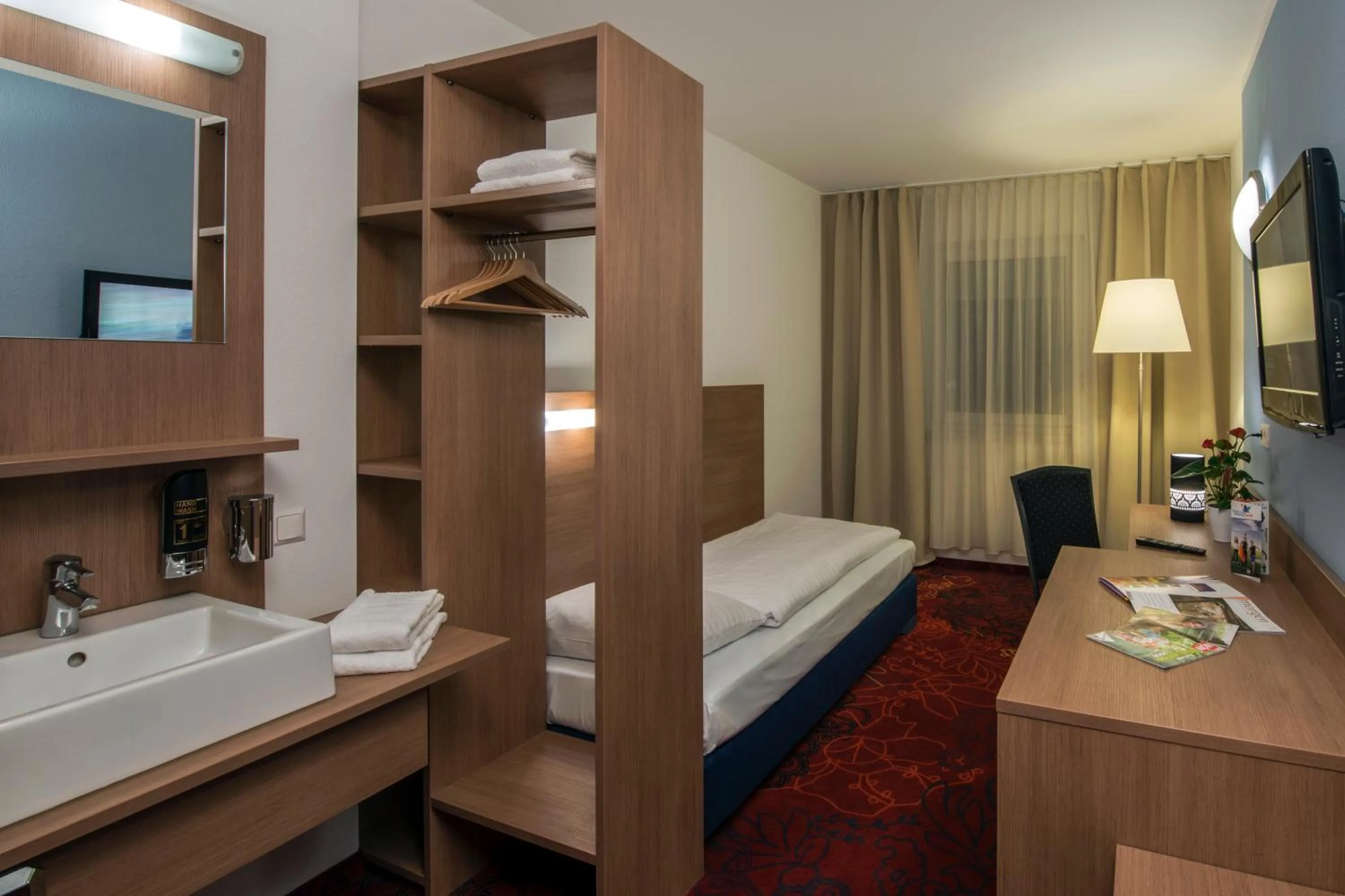 Photo of the whole room, Bed in Kaiserrast