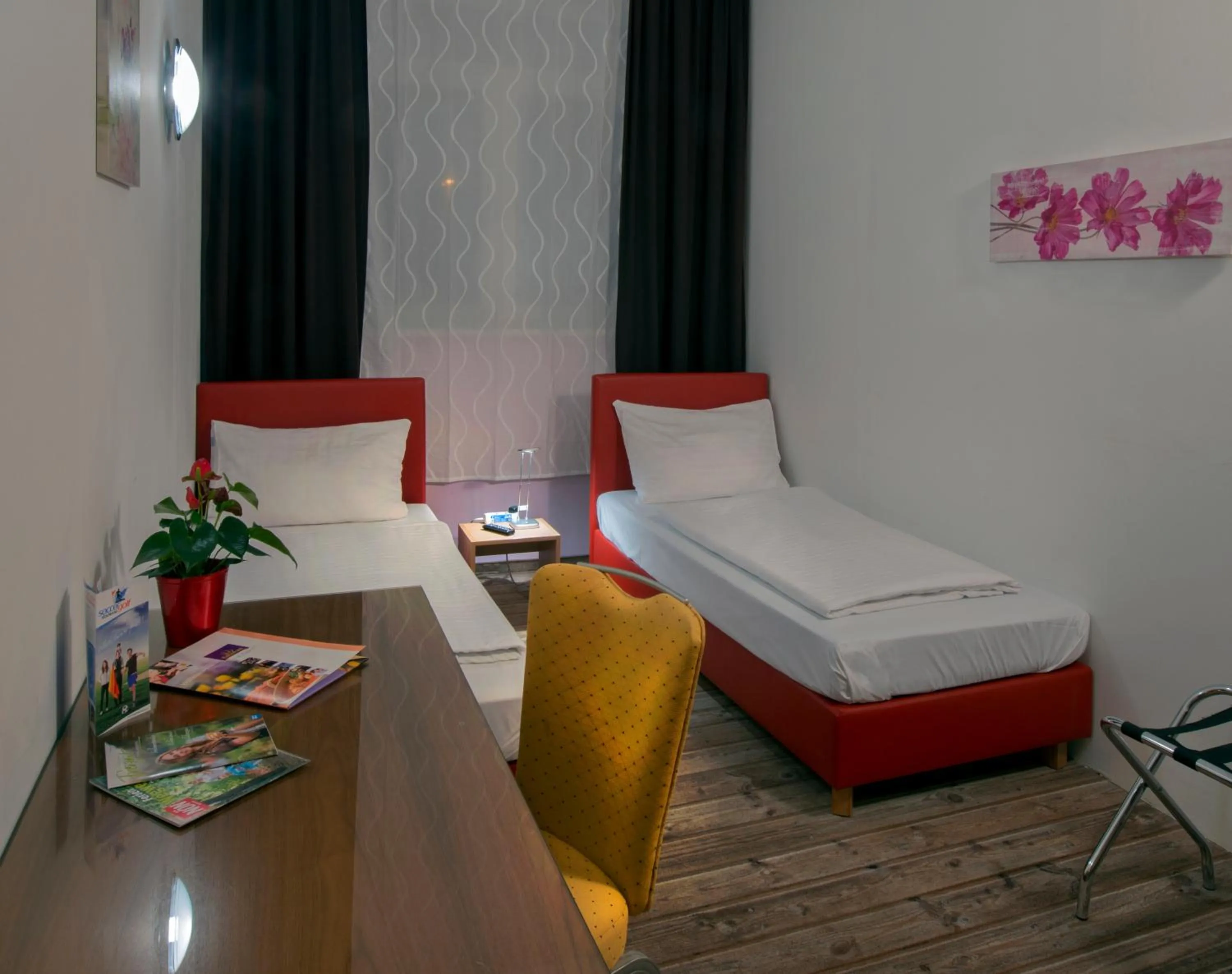 Photo of the whole room, Bed in Kaiserrast