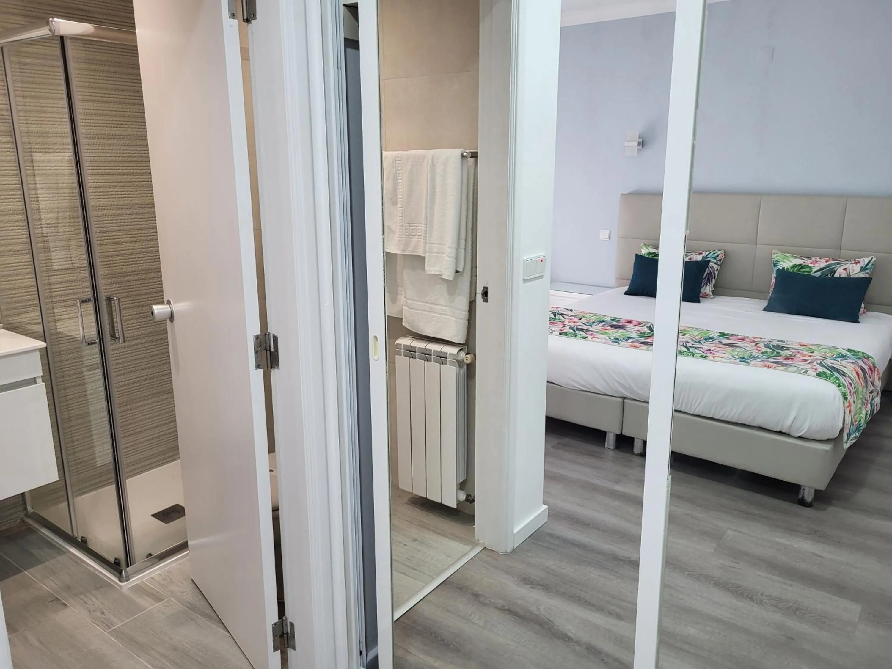 Shower, Bed in Hotel Ancora Mar