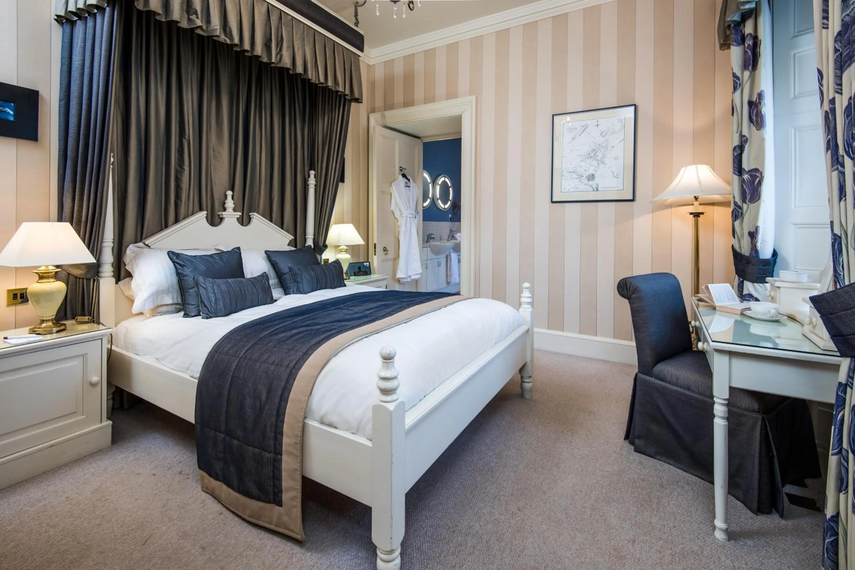 Bedroom, Bed in Cringletie House