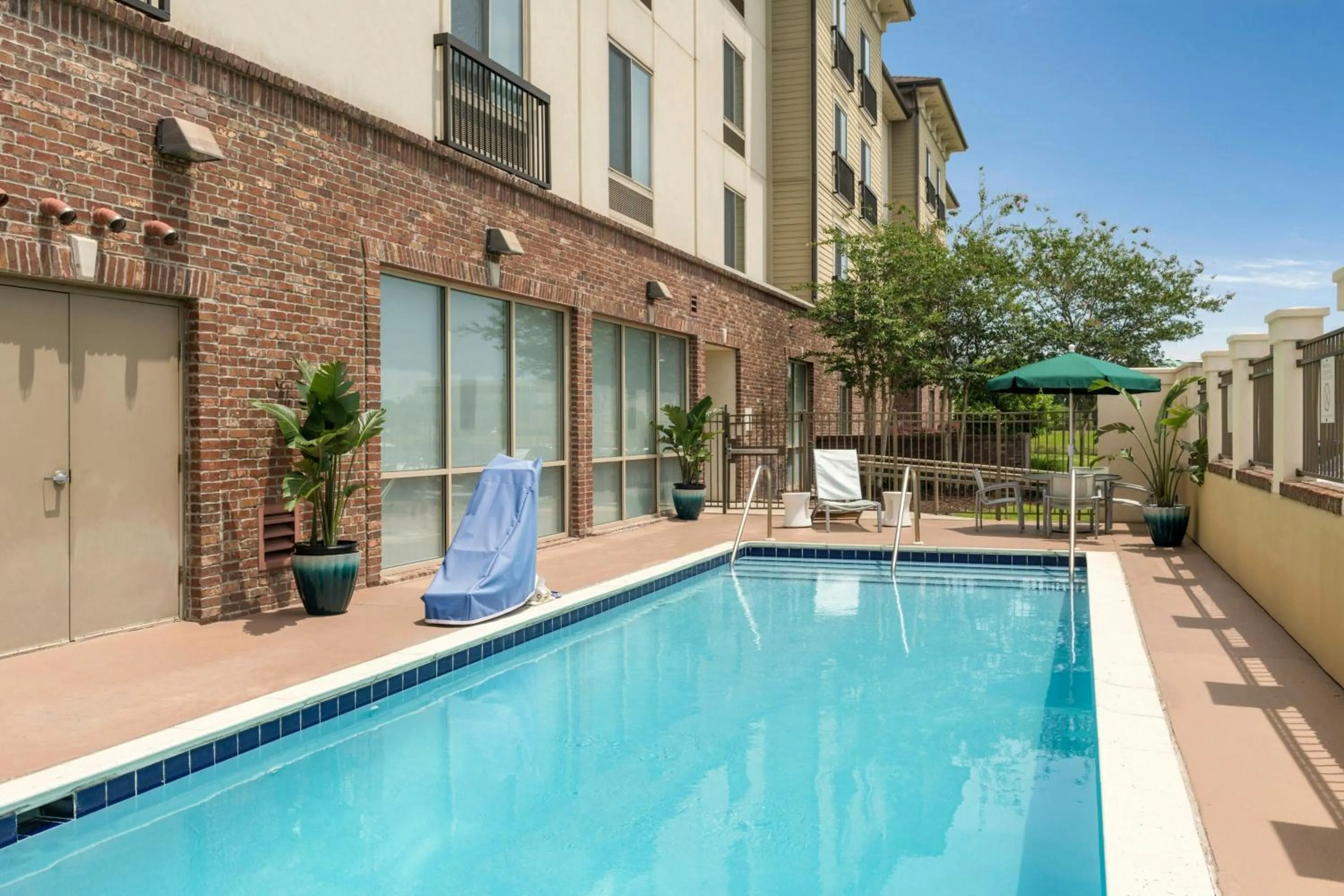 Swimming pool in SpringHill Suites by Marriott Lafayette South at River Ranch