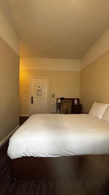 Bedroom, Bed in Lion Hotel