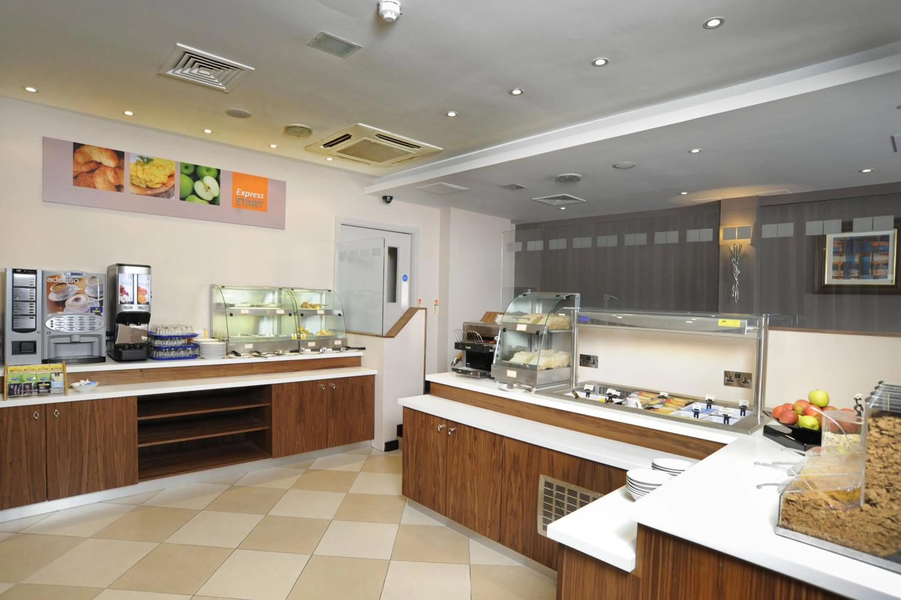 Breakfast, Restaurant/Places to Eat in Holiday Inn Express Crewe