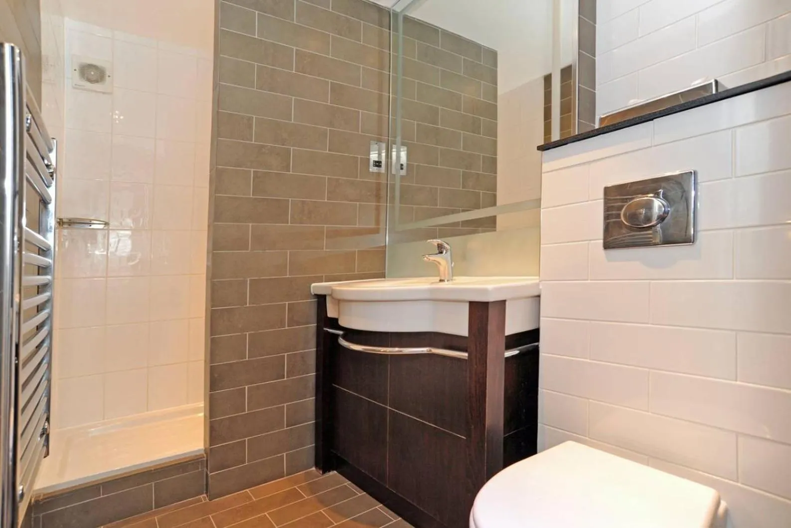 Photo of the whole room, Bathroom in Holiday Inn Express Crewe