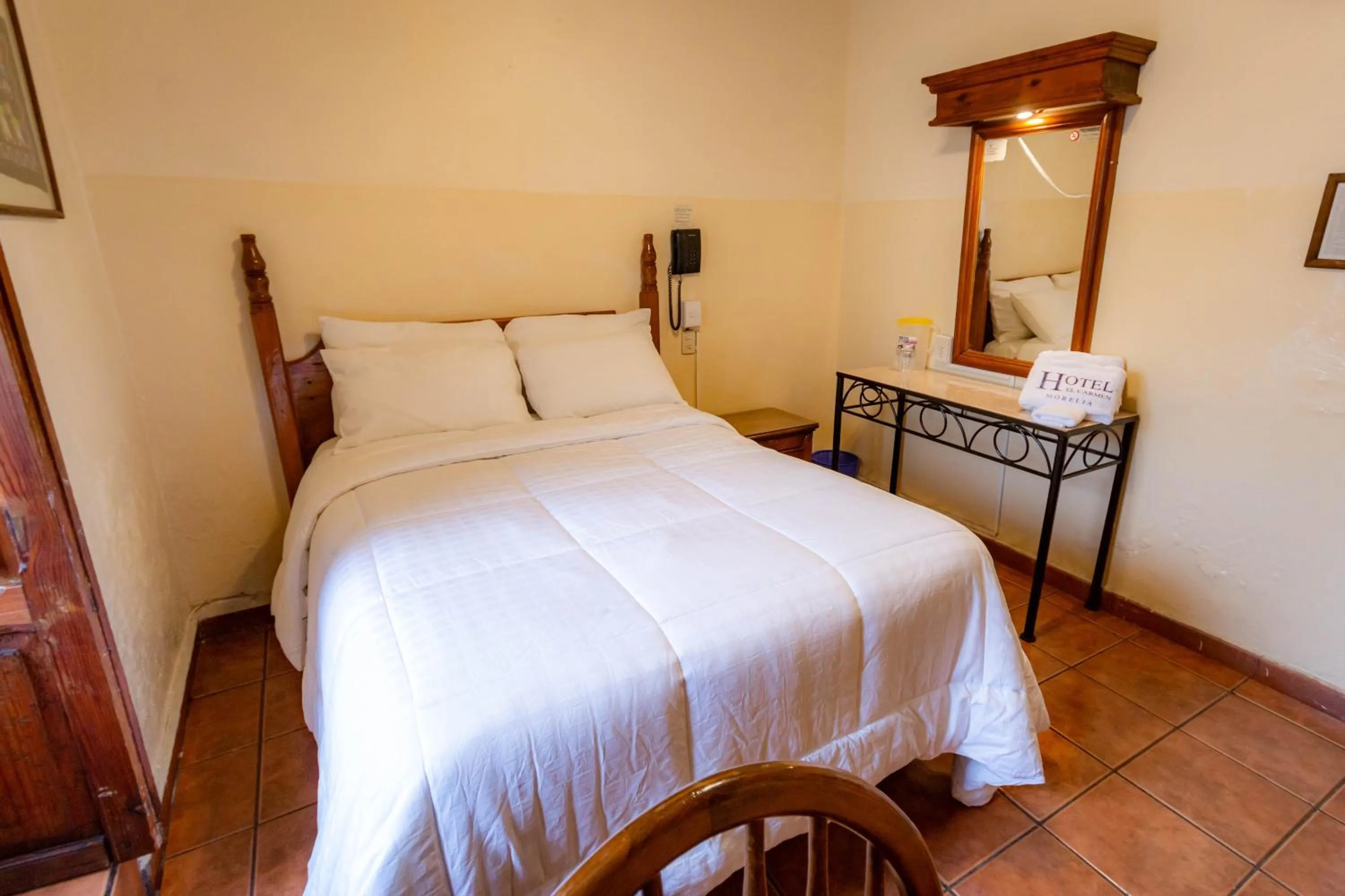 Bed in Hotel el Carmen, Morelia