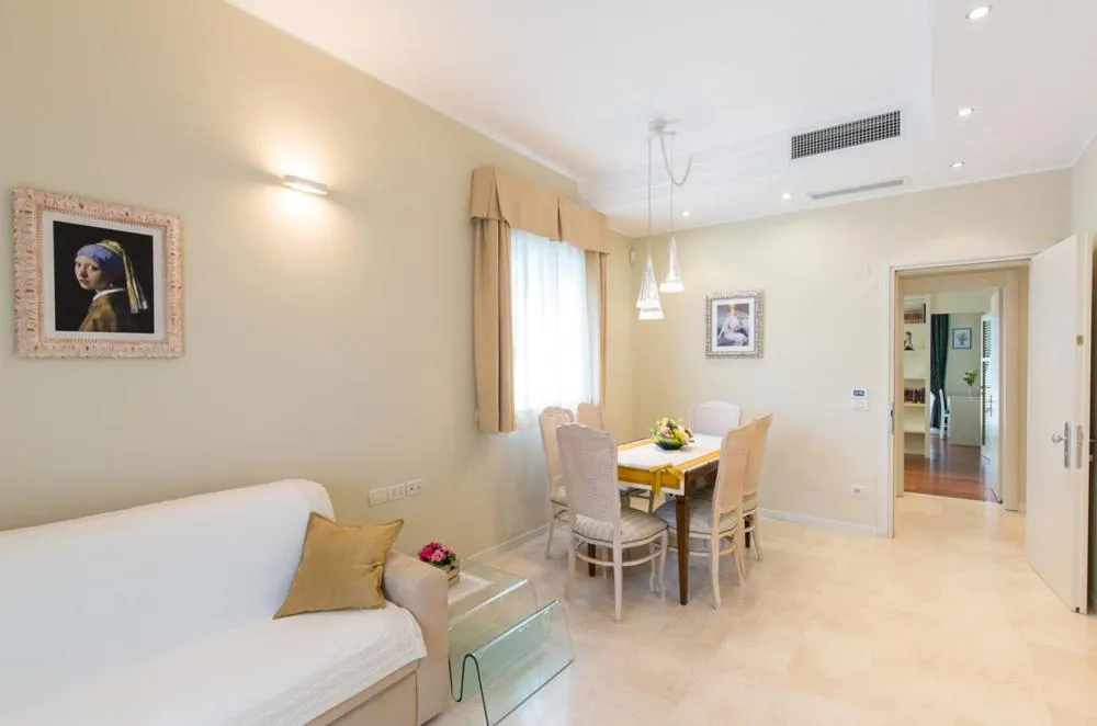 TV and multimedia in Aparthotel England