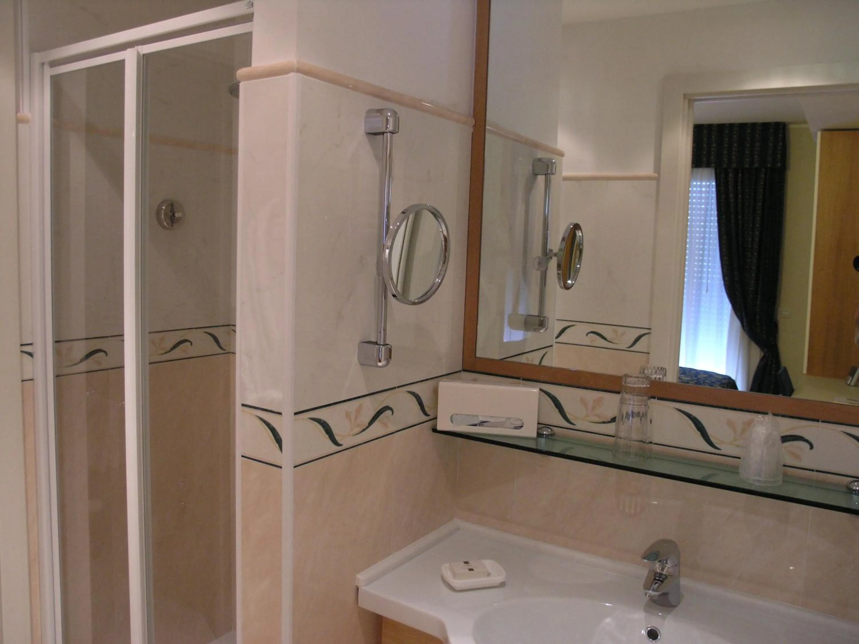 Shower in Aparthotel England