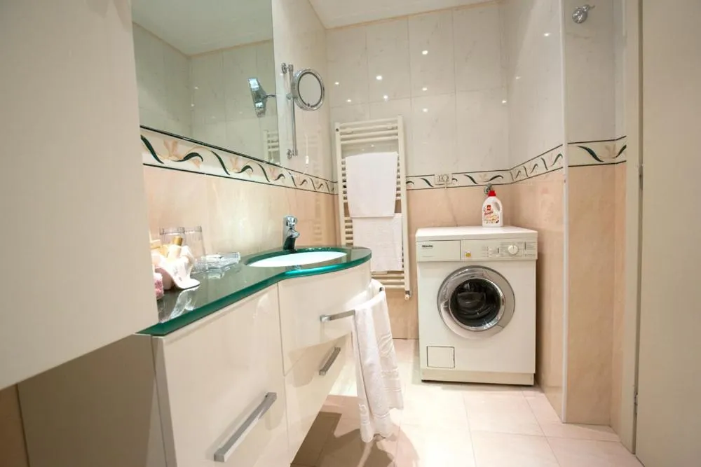 Bathroom in Aparthotel England