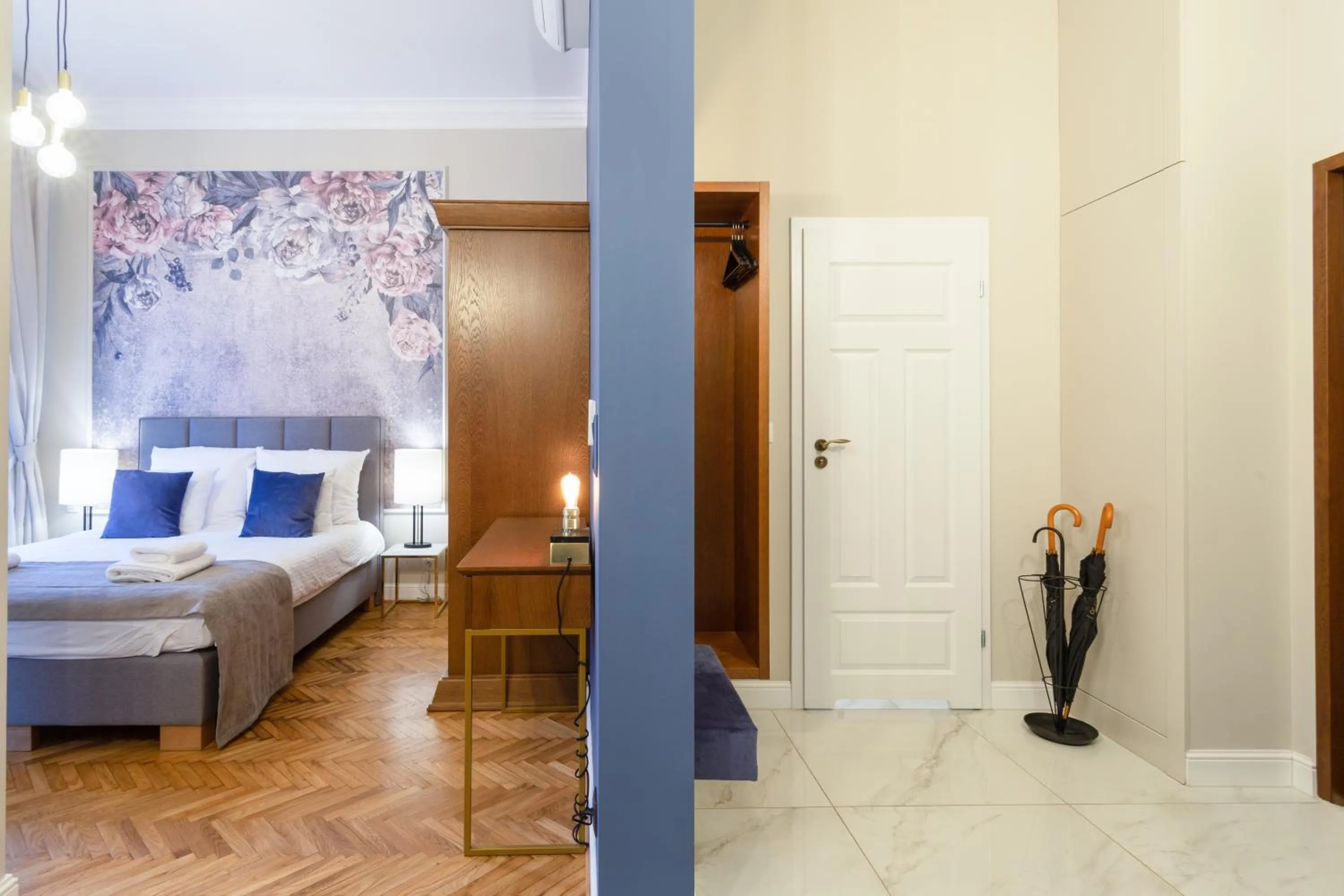 Photo of the whole room, Bed in MR 3 Apartments