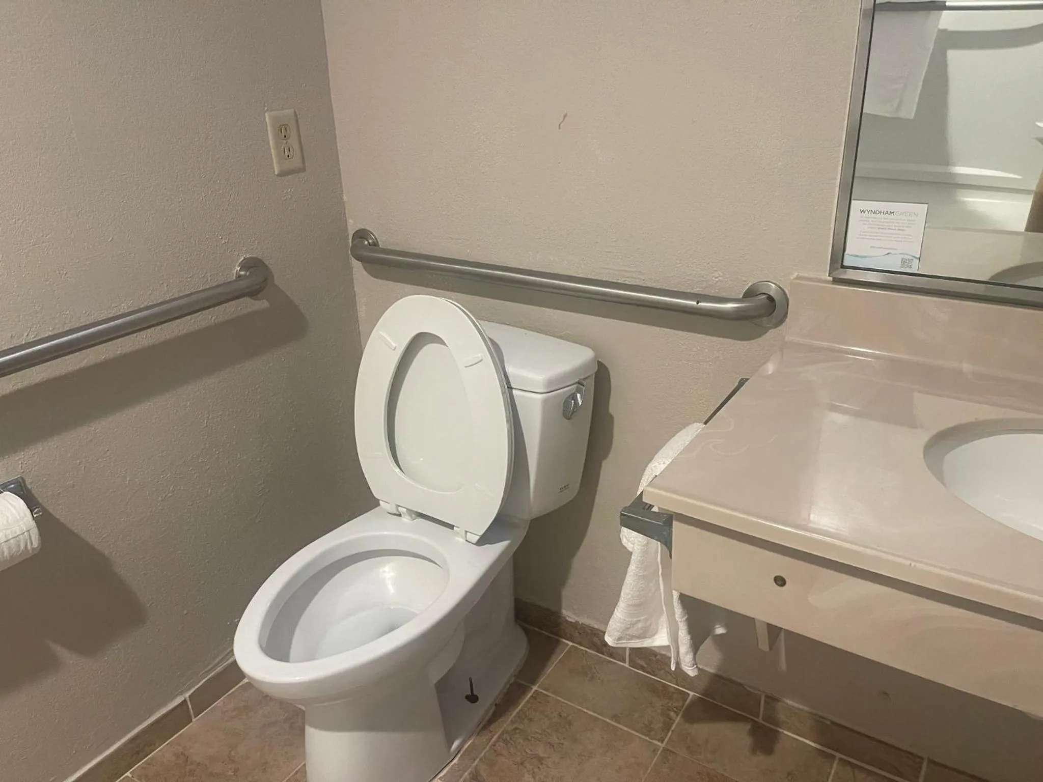Bathroom in Red Roof Inn & Suites Hinesville