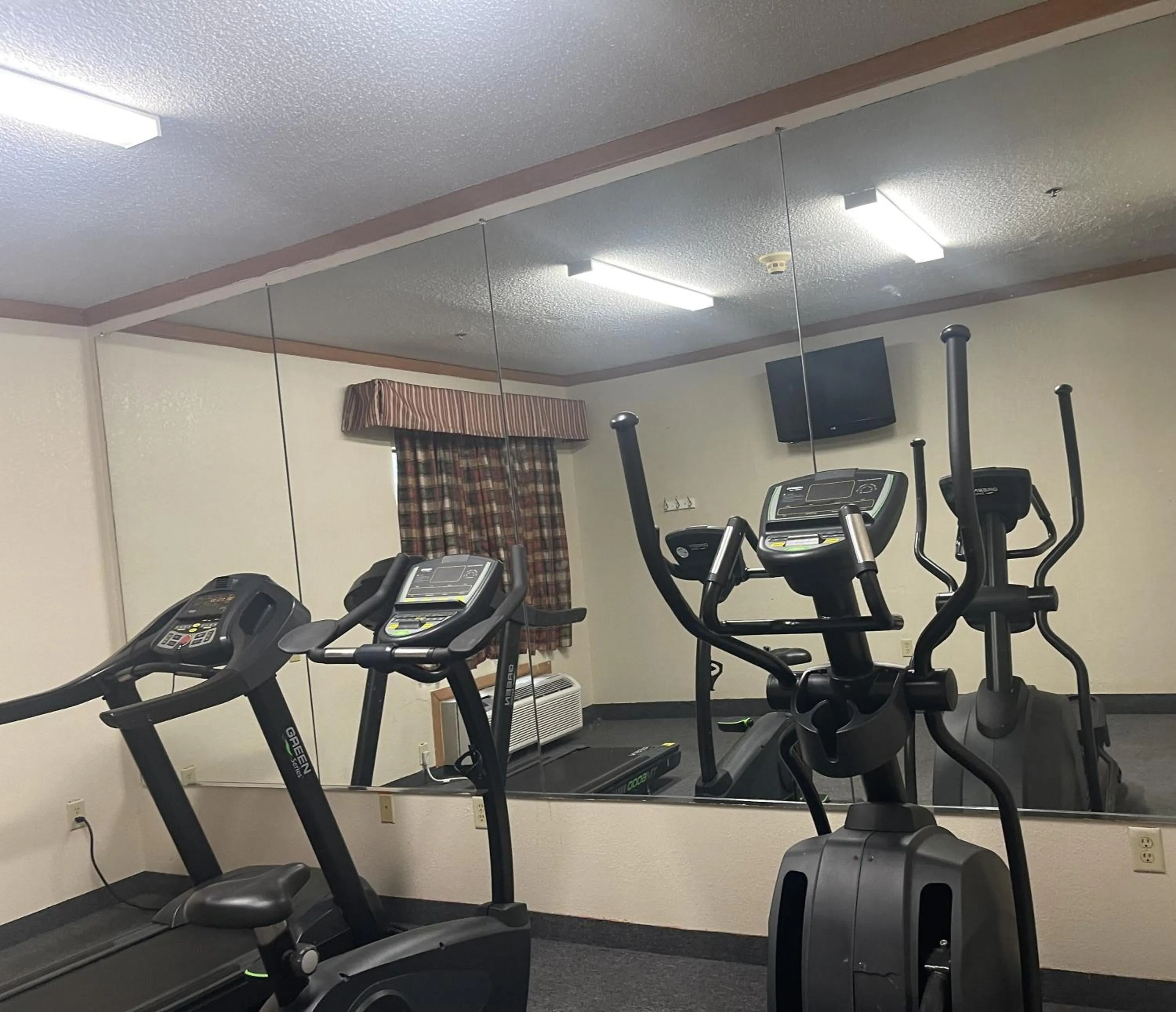 Fitness centre/facilities in Red Roof Inn & Suites Hinesville