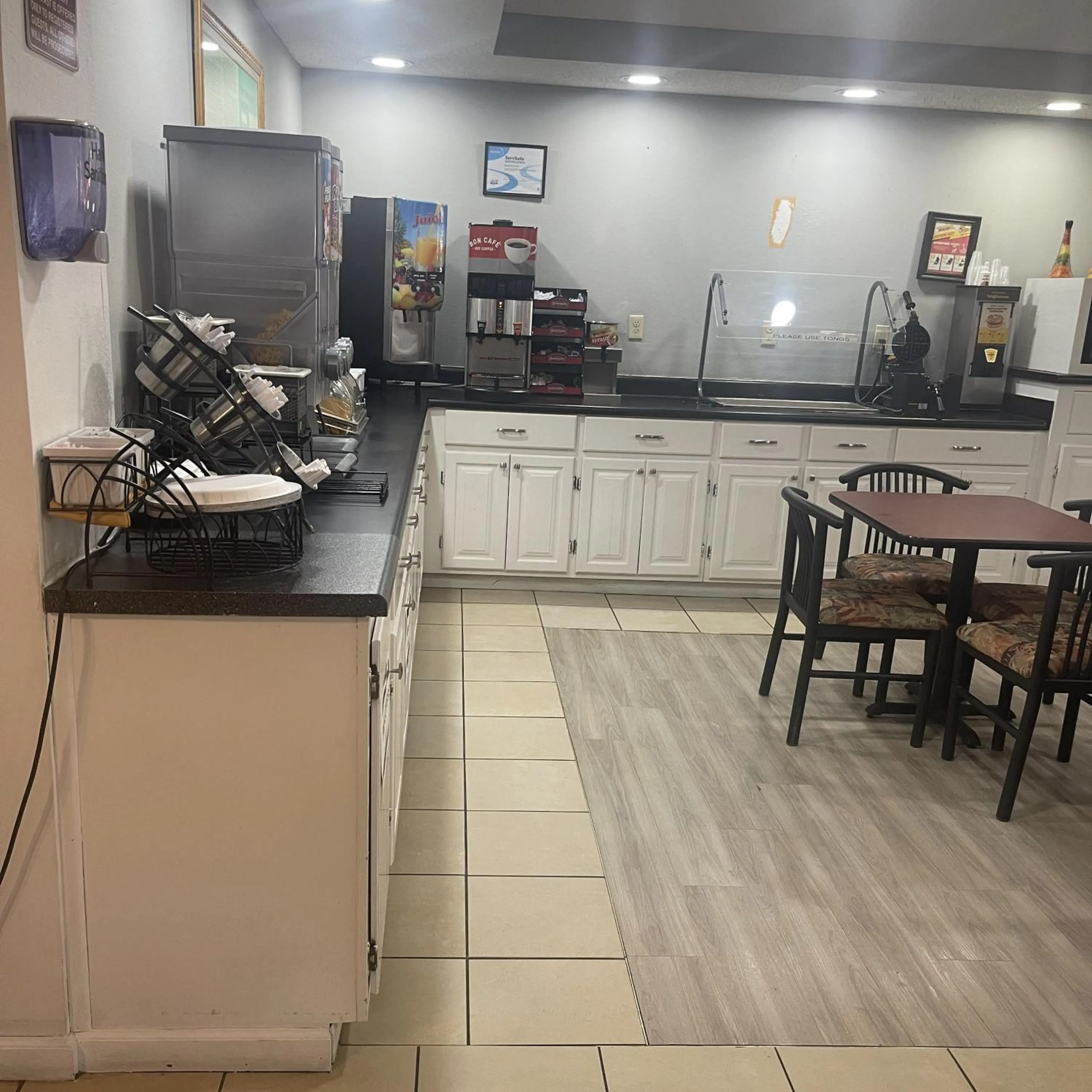 Breakfast in Red Roof Inn & Suites Hinesville