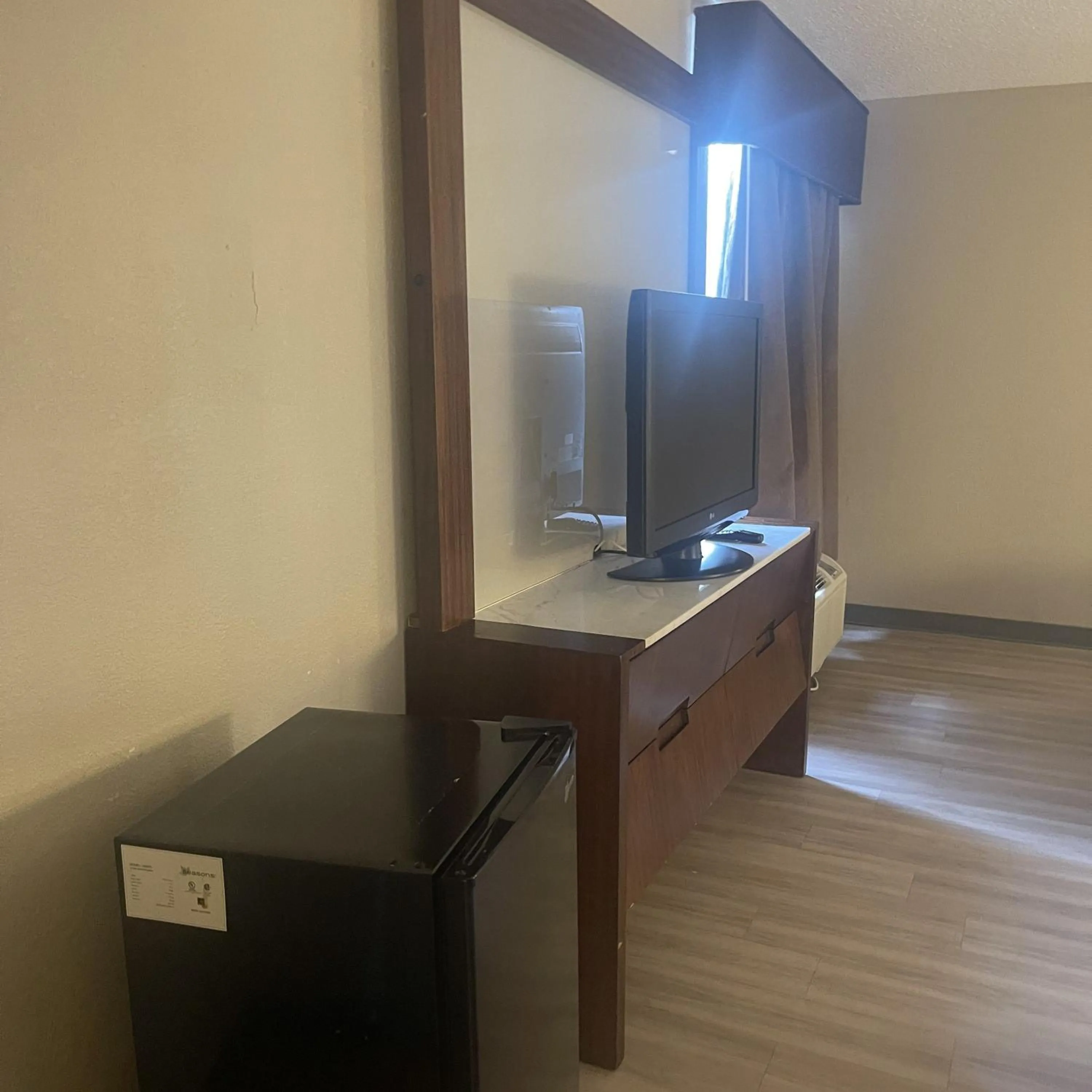 Bedroom in Red Roof Inn & Suites Hinesville