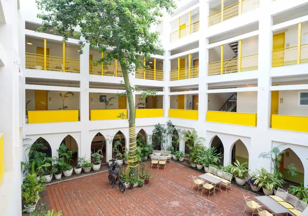 Bloom Boutique l Signature Towers Bloom Boutique l Signature Towers