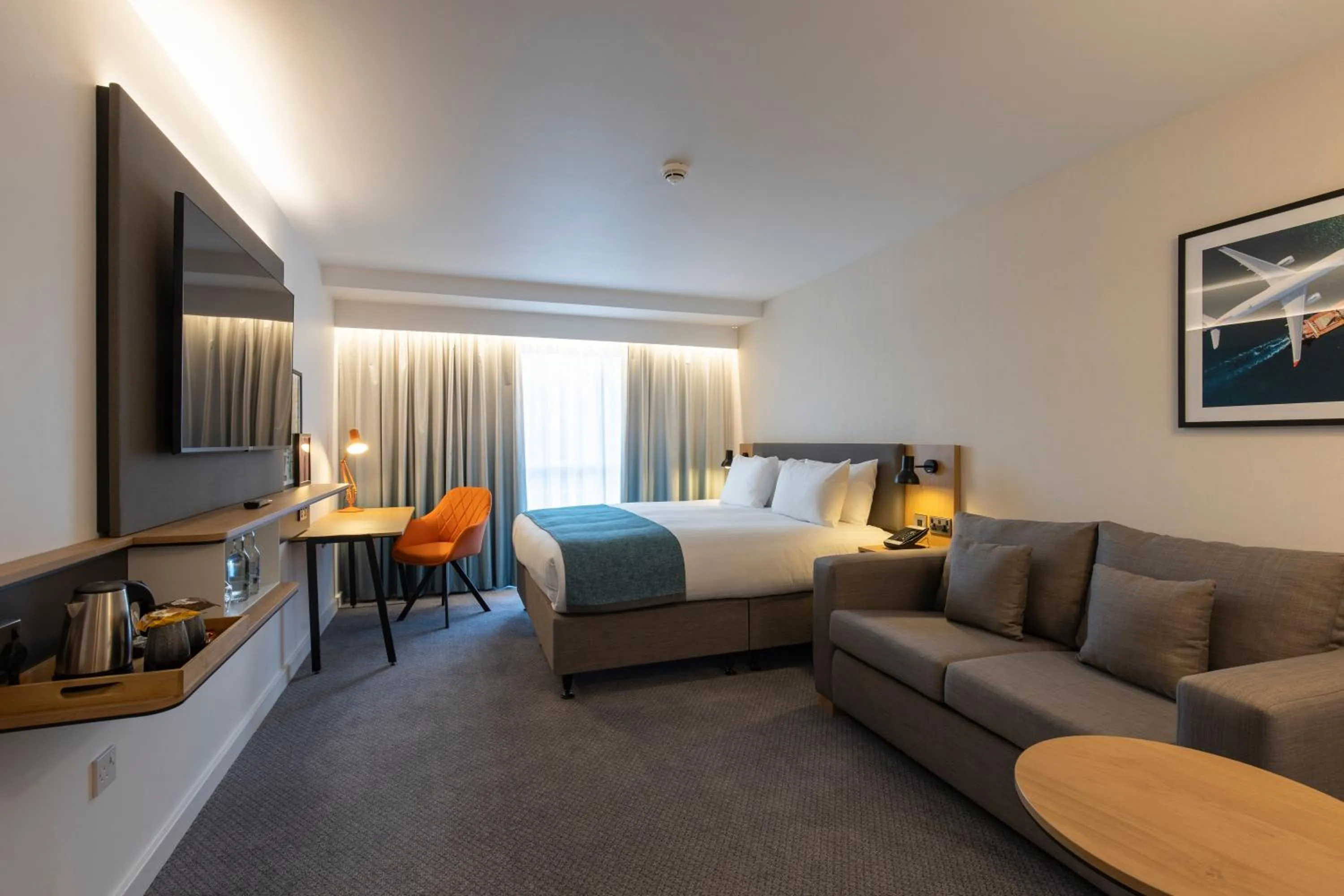 Photo of the whole room, Bed in Holiday Inn Bristol Airport by IHG