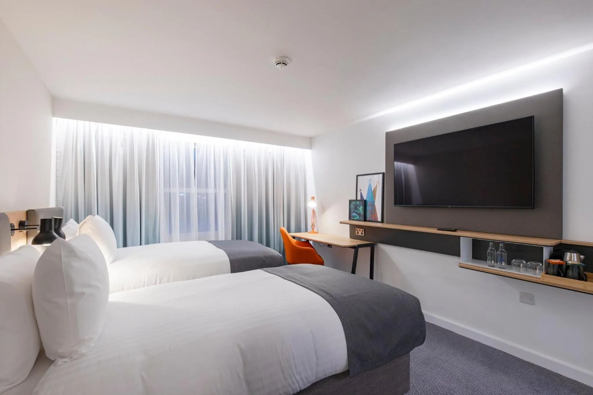 Photo of the whole room, Bed in Holiday Inn Bristol Airport by IHG