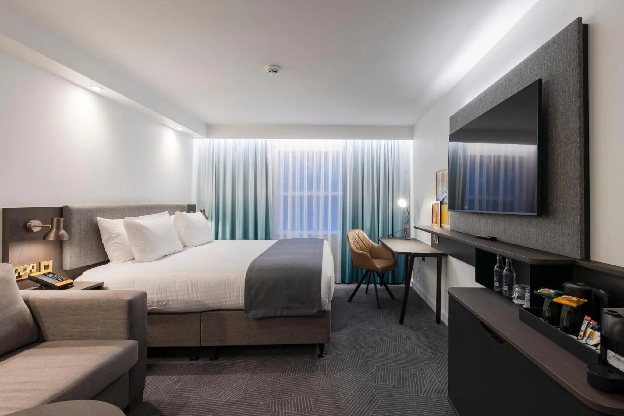 Photo of the whole room, Bed in Holiday Inn Bristol Airport by IHG