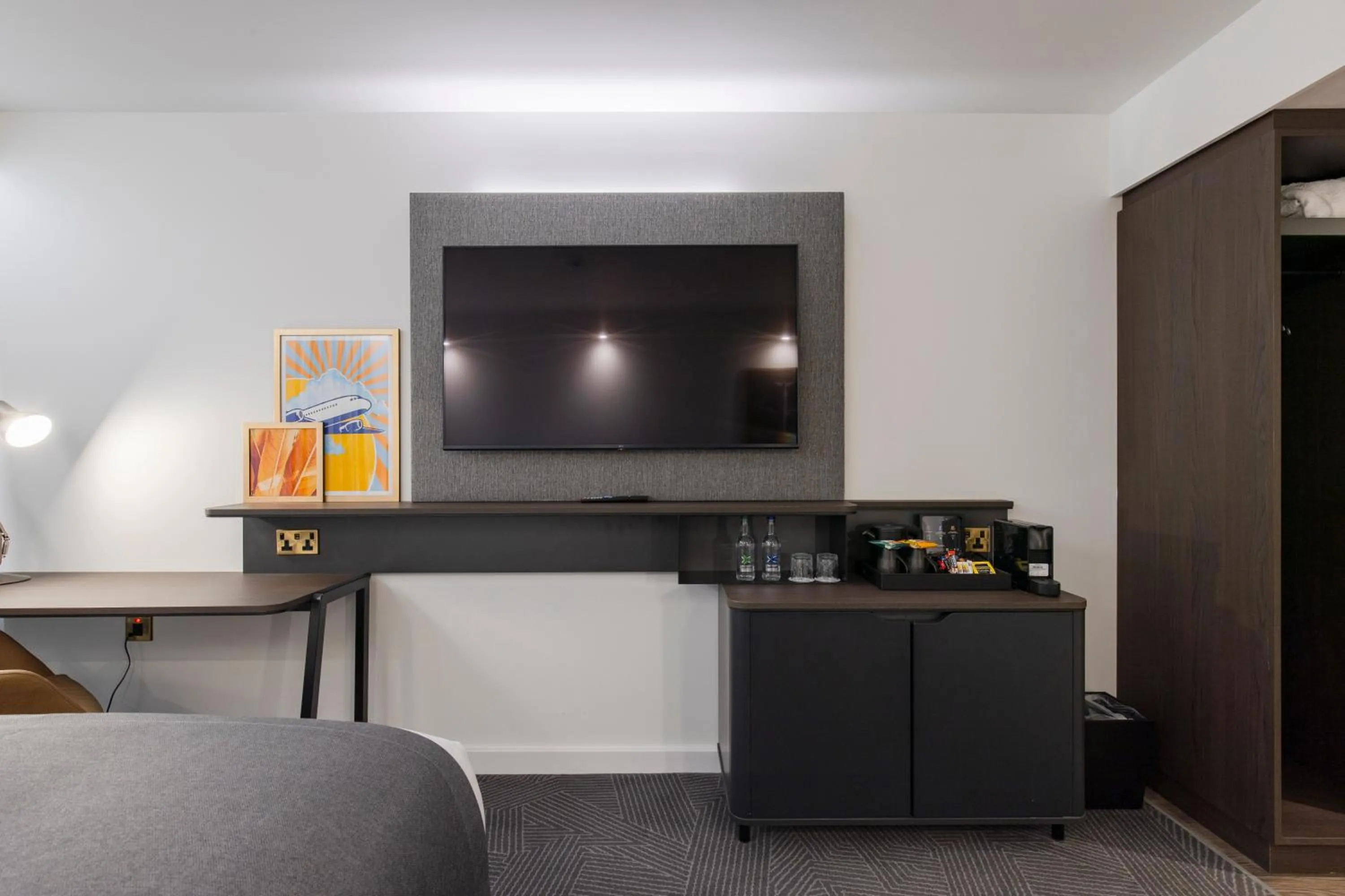 TV and multimedia in Holiday Inn Bristol Airport by IHG