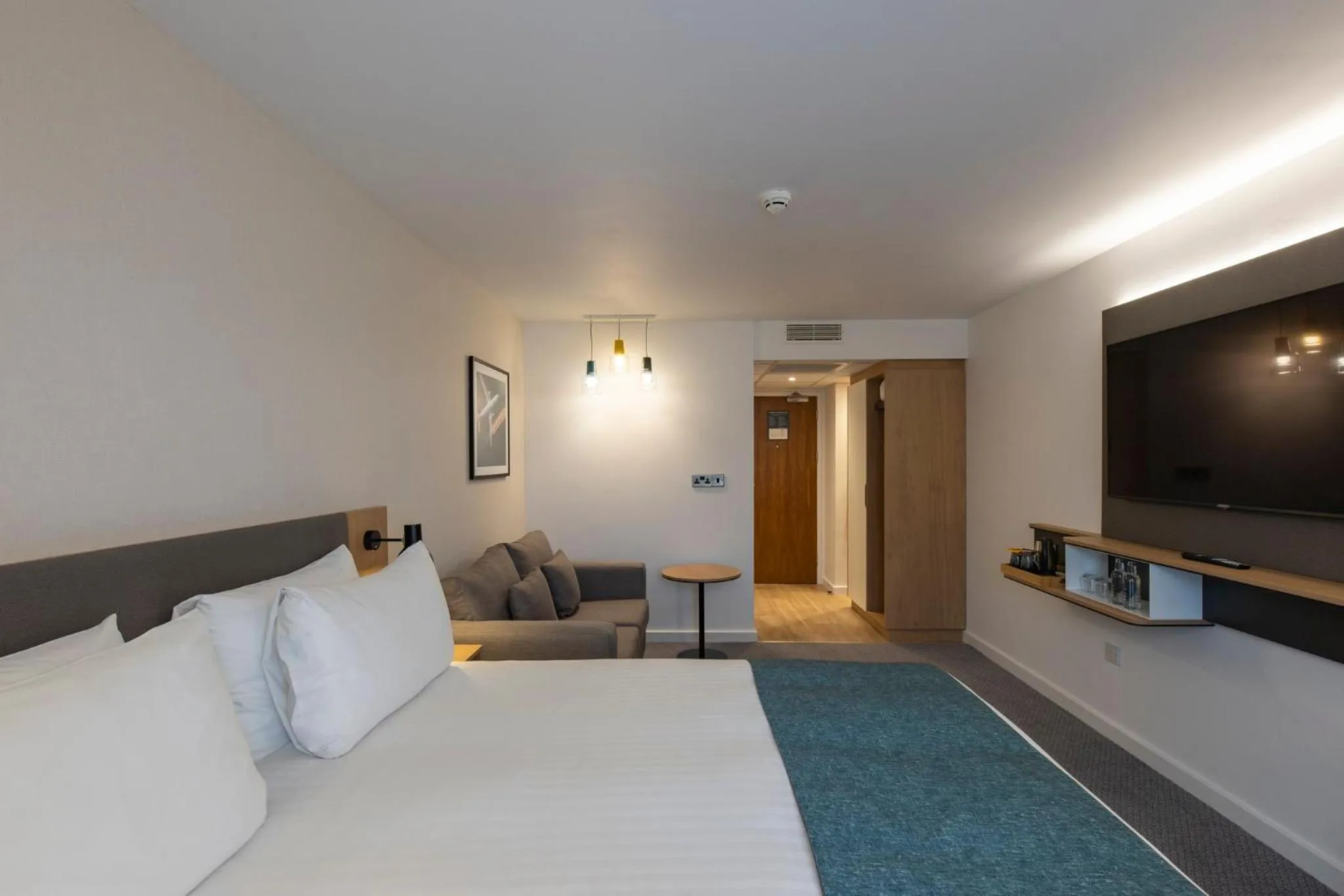 Photo of the whole room, Bed in Holiday Inn Bristol Airport by IHG