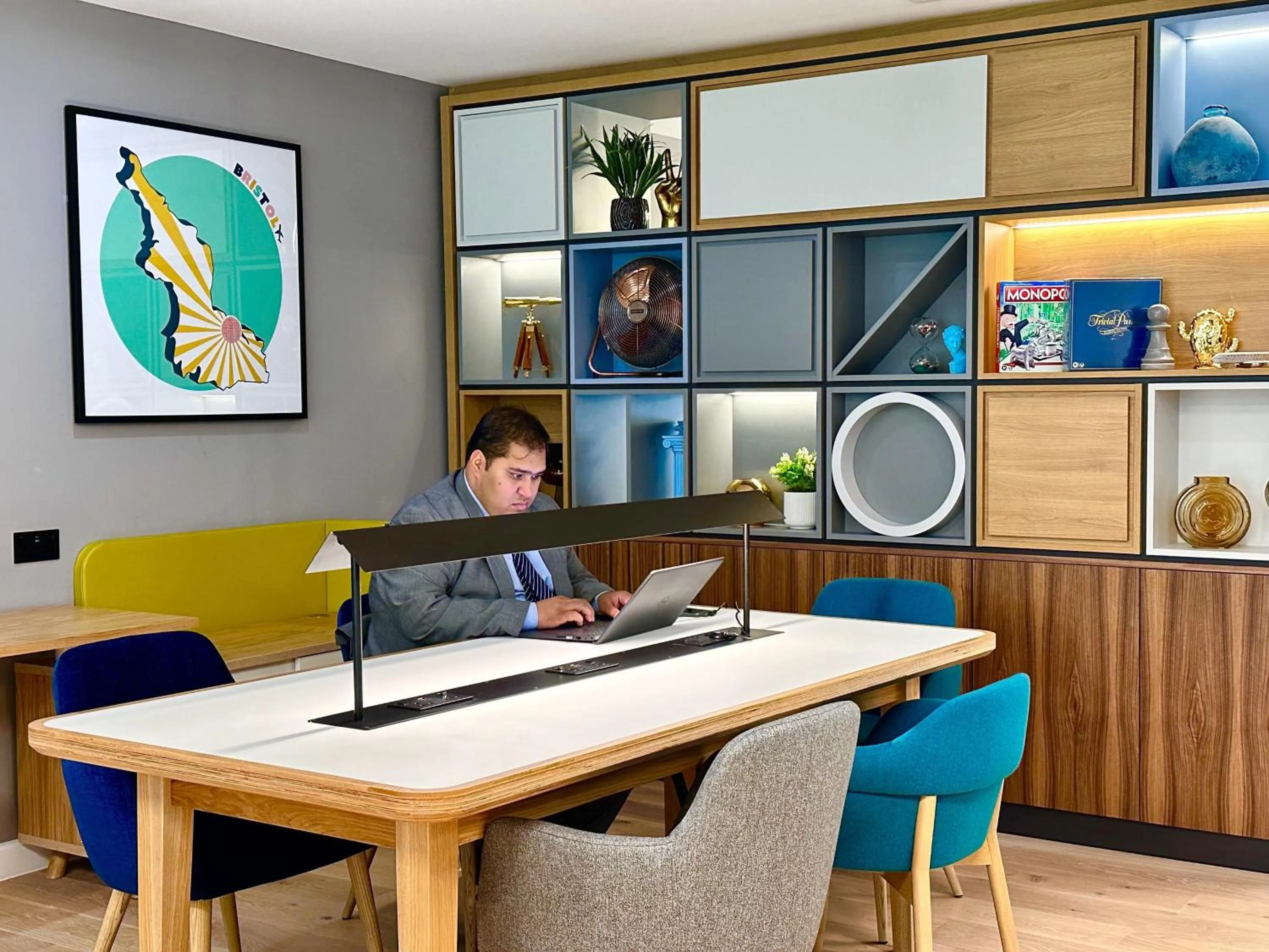 Lounge or bar in Holiday Inn Bristol Airport by IHG