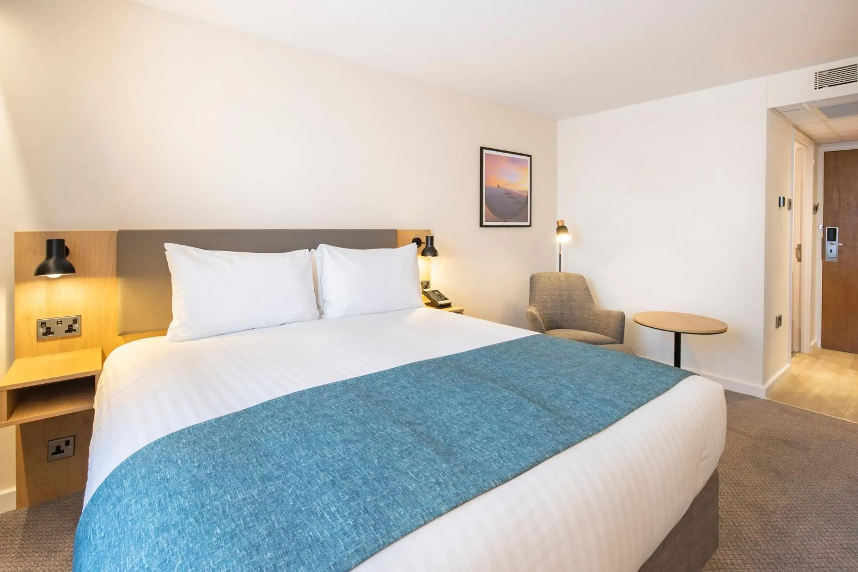 Standard King Room in Holiday Inn Bristol Airport by IHG Standard King Room in Holiday Inn Bristol Airport by IHG