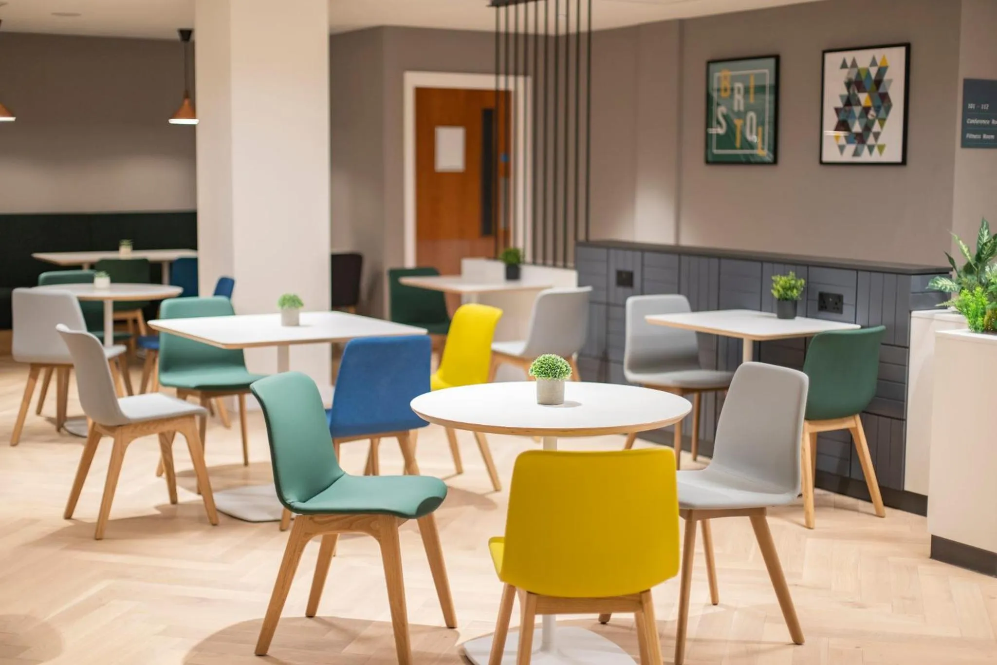 Restaurant/places to eat in Holiday Inn Bristol Airport by IHG