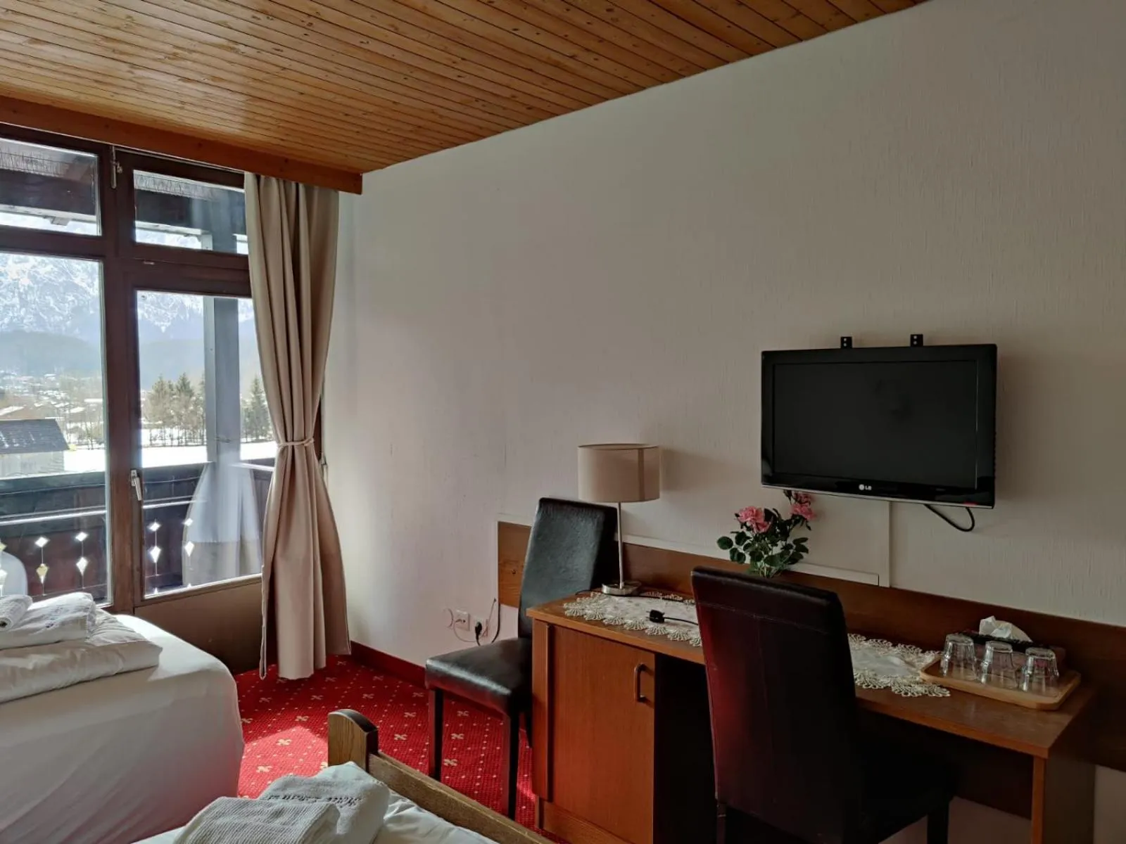 Photo of the whole room, Bed in Hotel Lindwurm