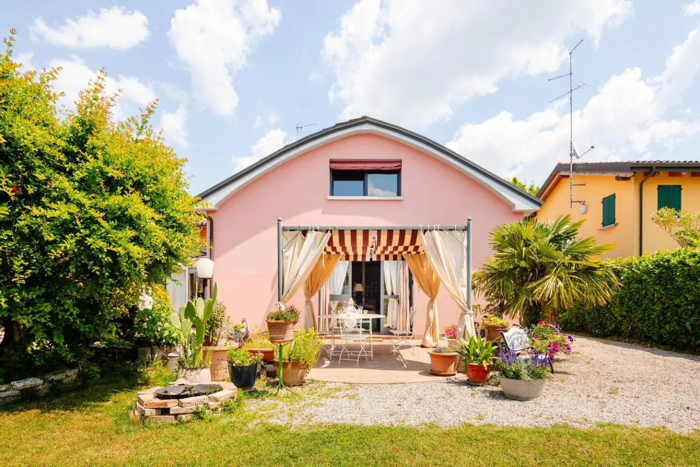 Facade/entrance in House Garden Loft