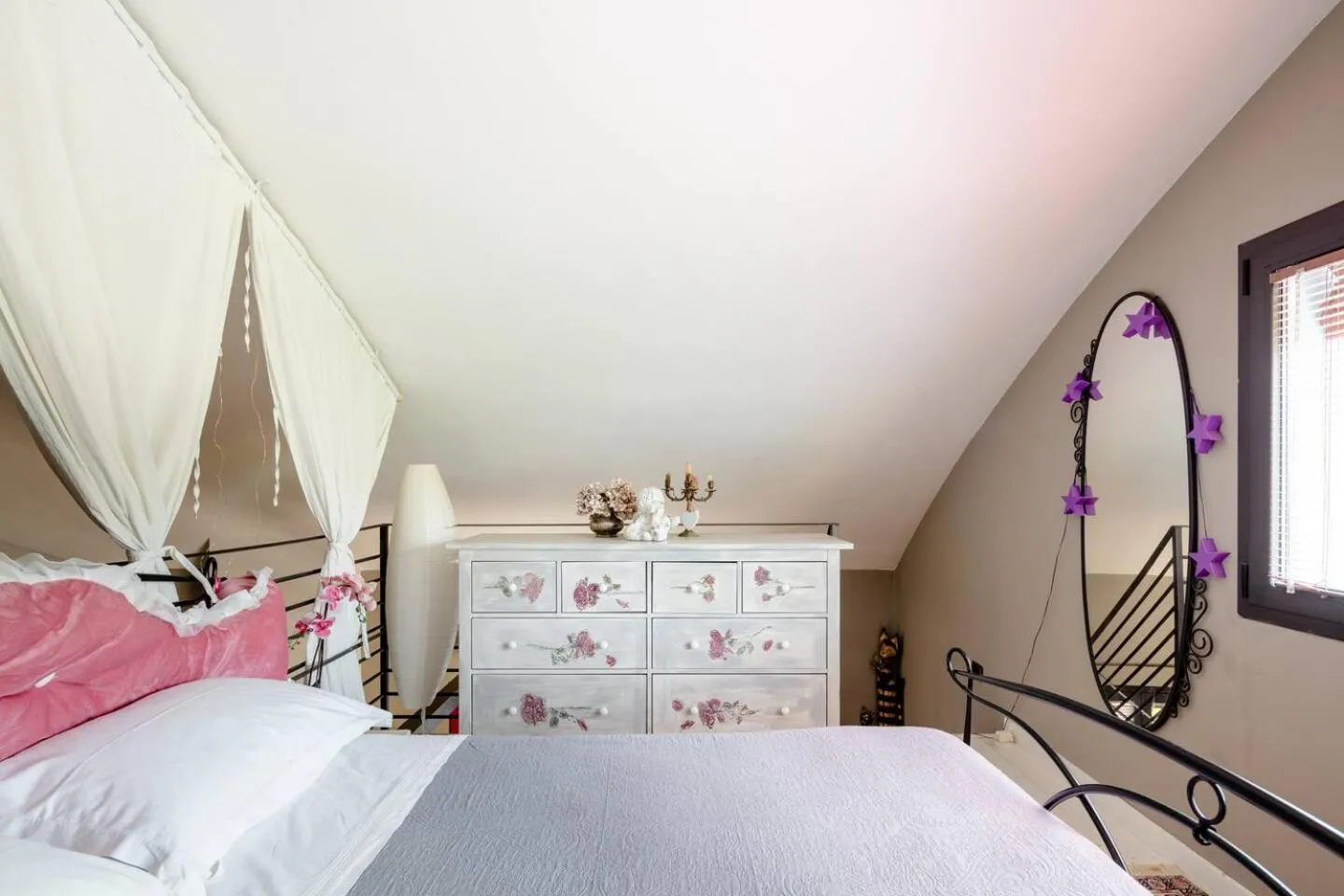 Bedroom, Bed in House Garden Loft