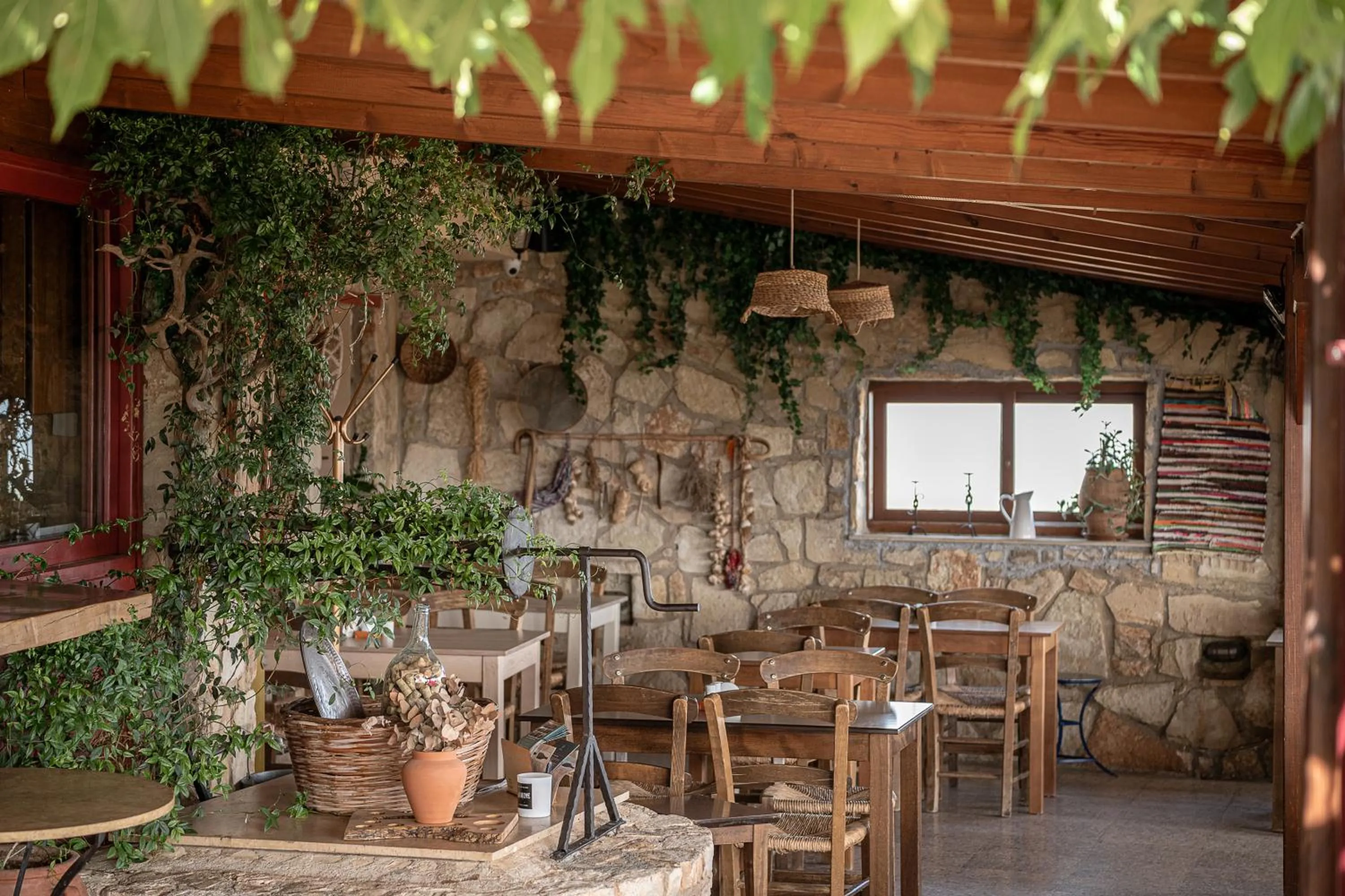 Restaurant/places to eat in Earino