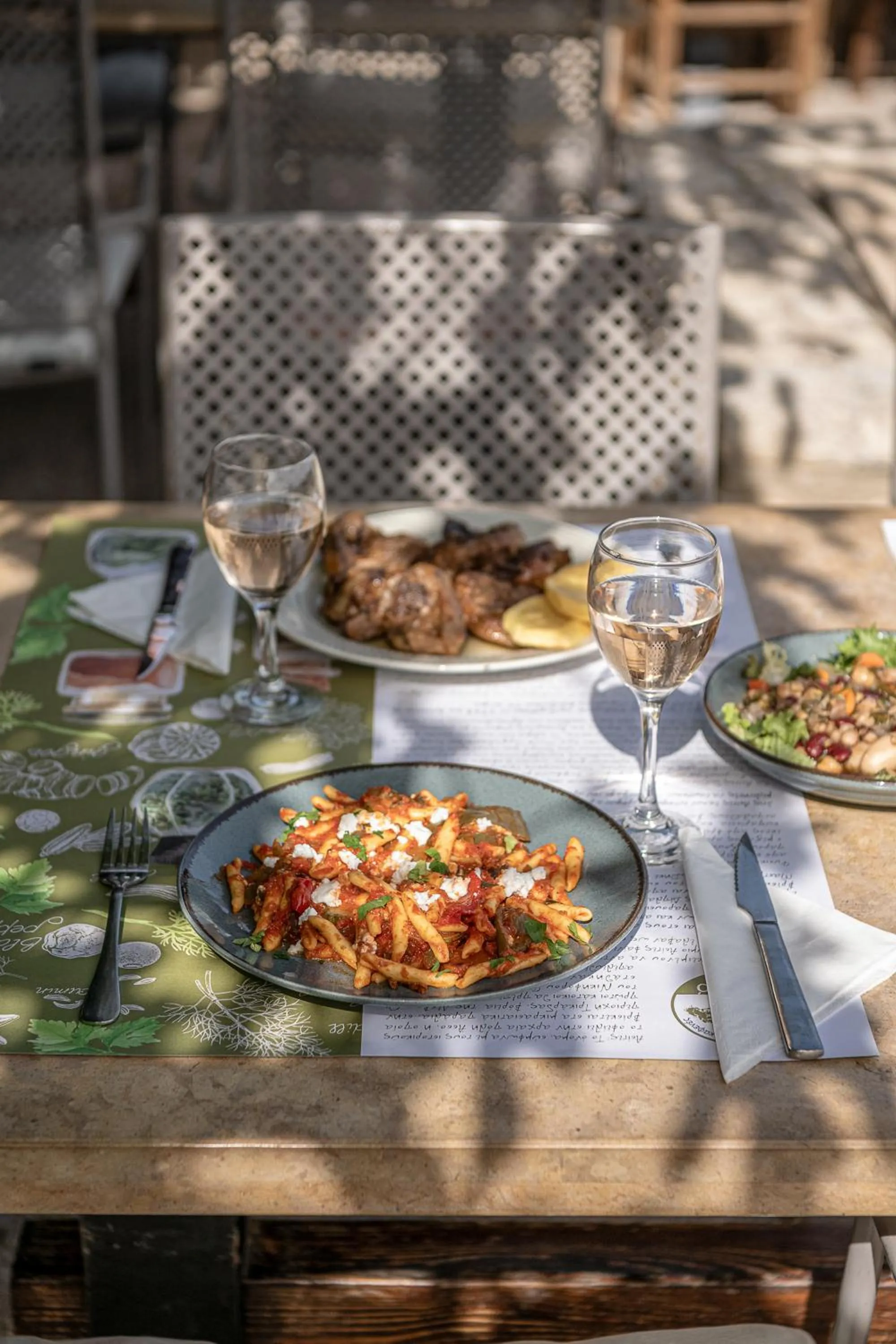 Restaurant/places to eat in Earino