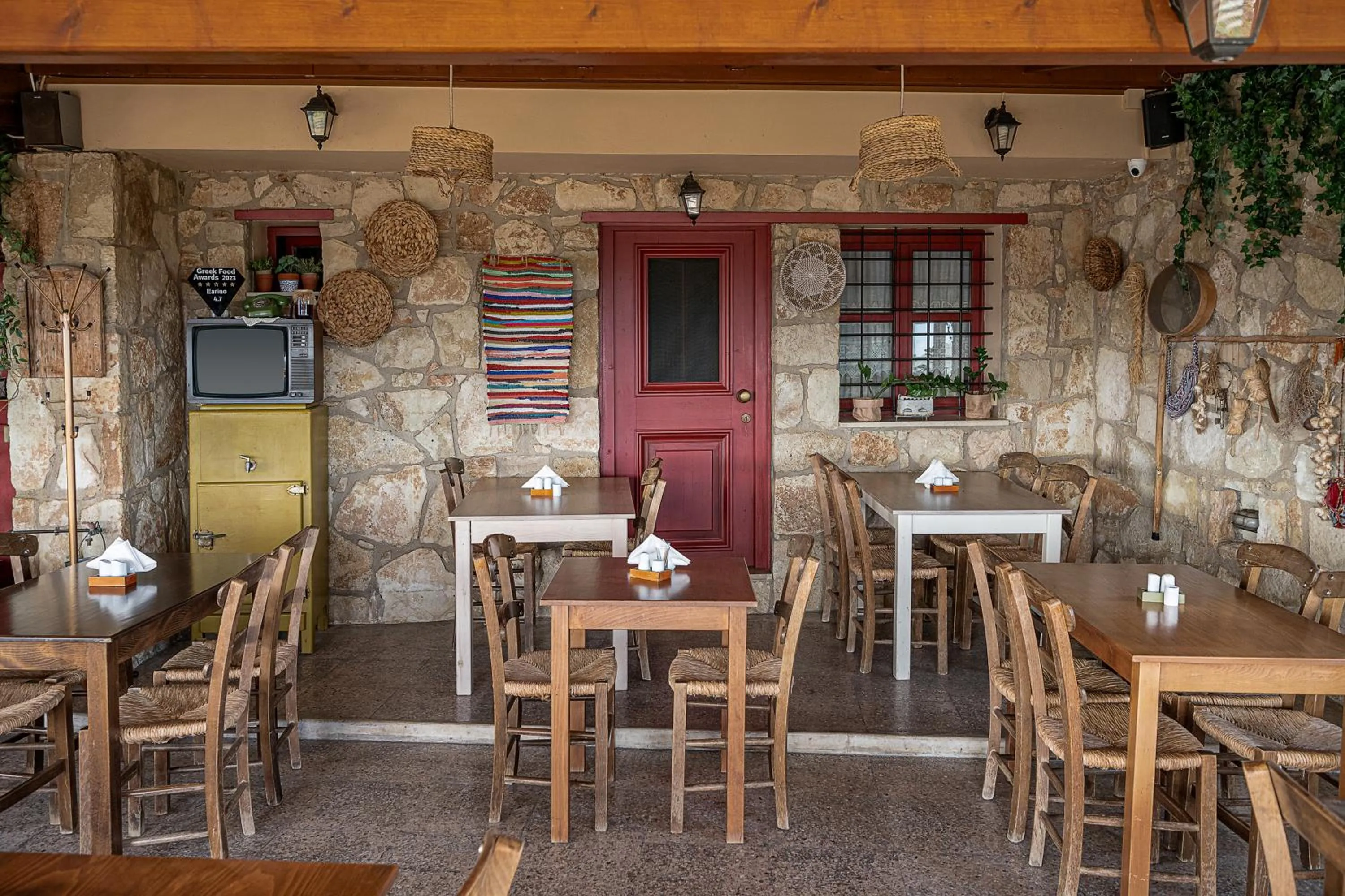 Restaurant/places to eat in Earino