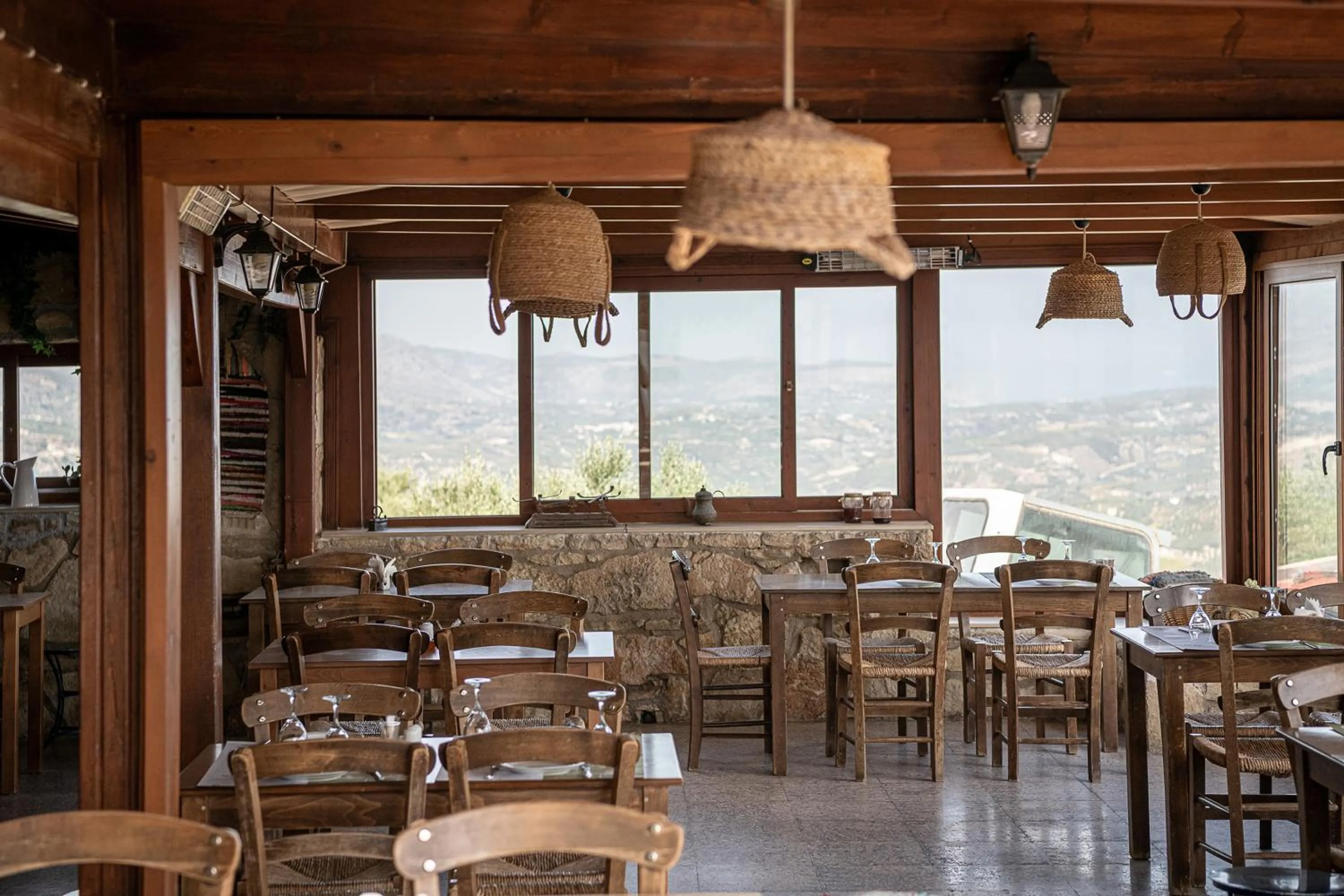 Restaurant/places to eat in Earino