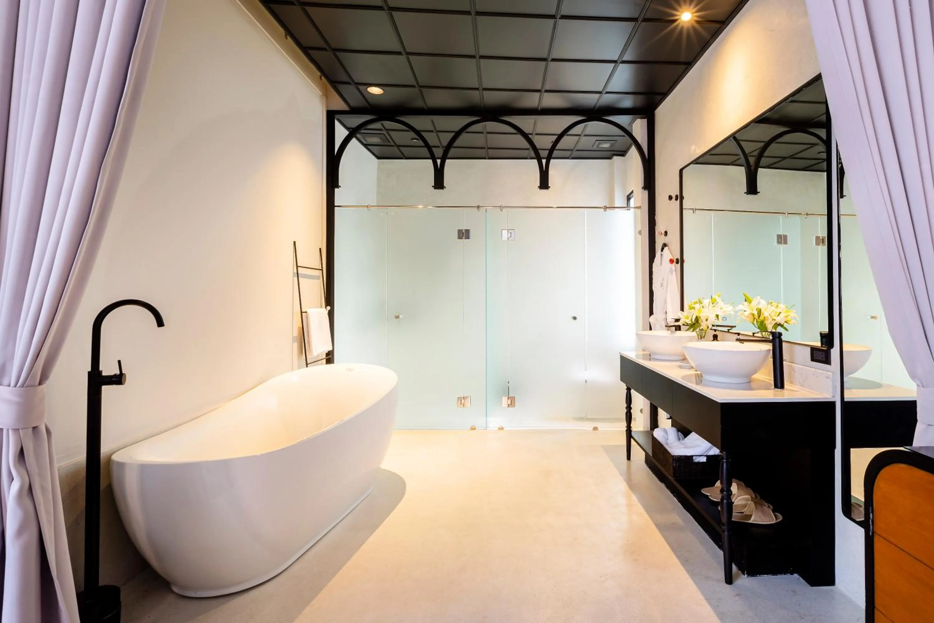 Bathroom, Bed in MiLa Thapae@Chiang Mai Old City