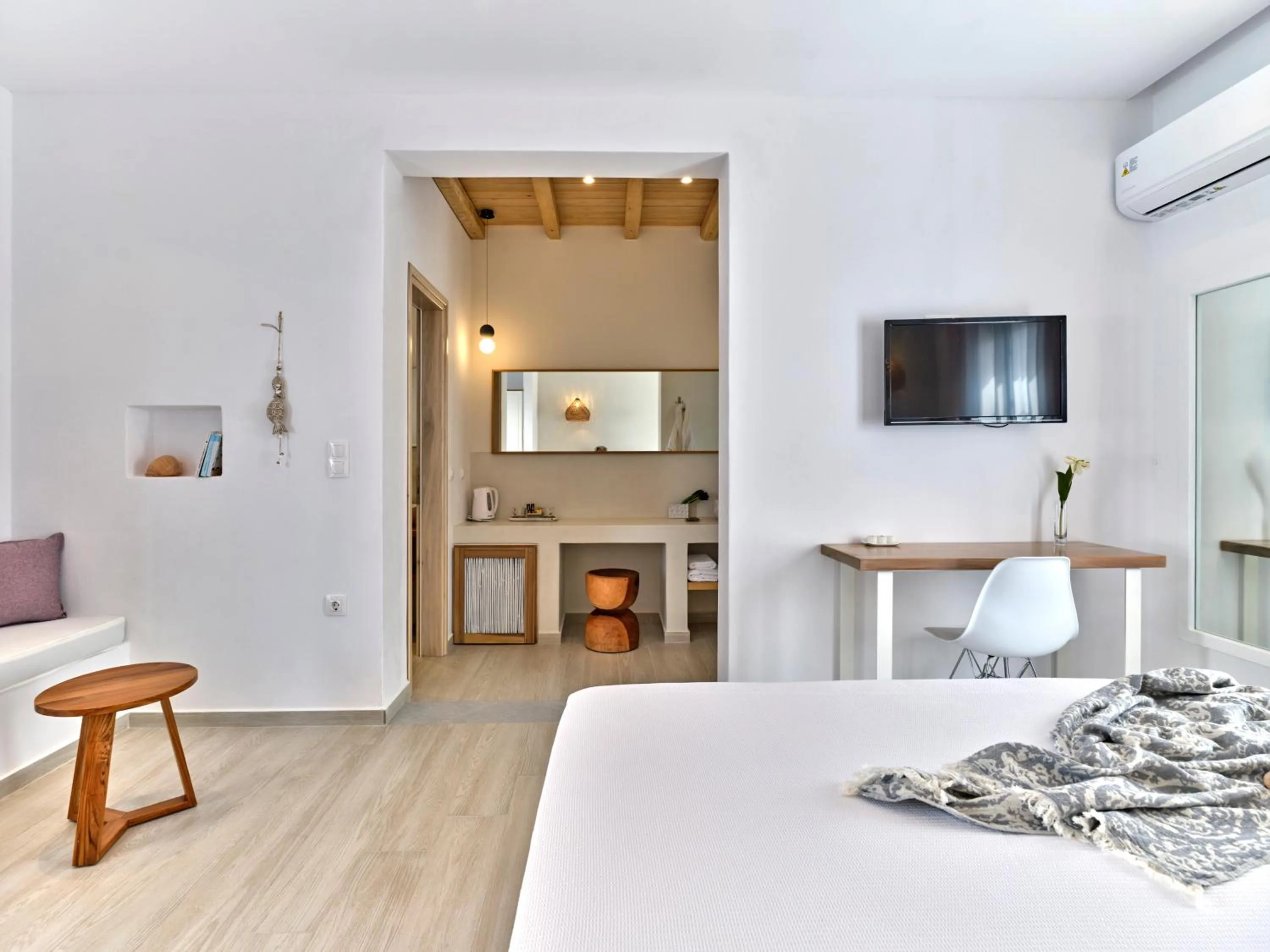 Photo of the whole room, Bed in Aella Residence