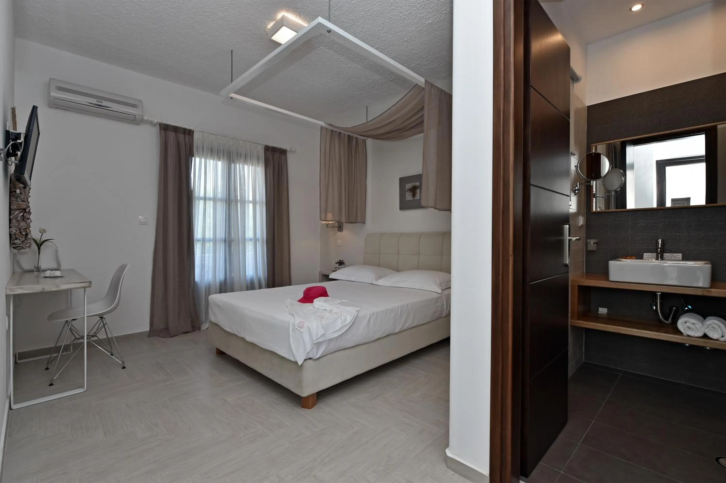 Photo of the whole room, Bed in Aella Residence