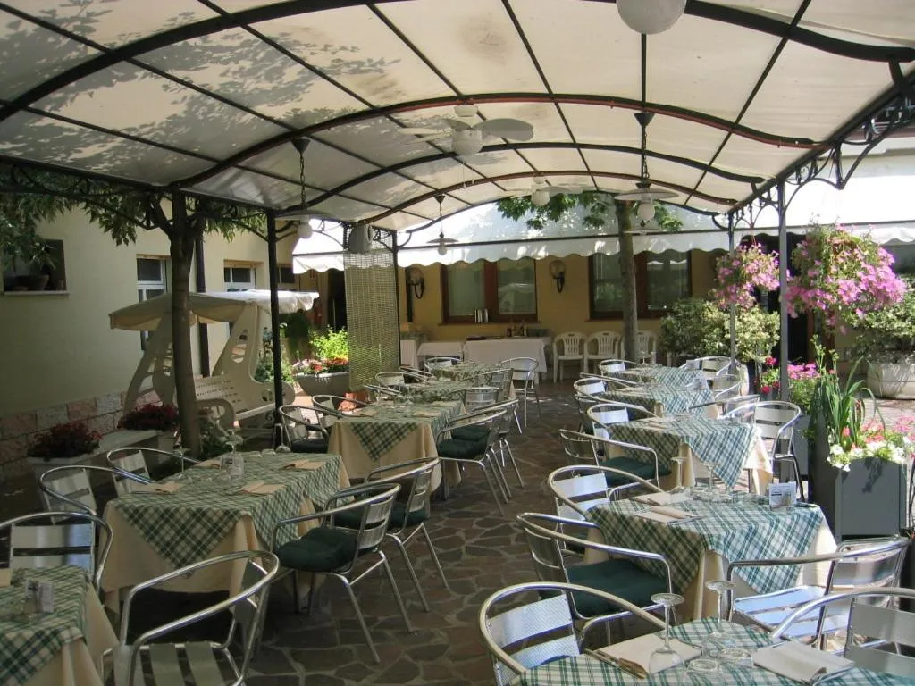 Restaurant/places to eat in Hotel Europa