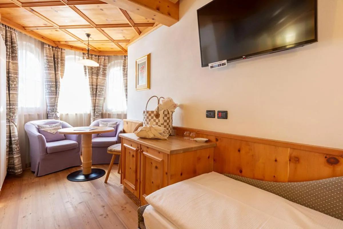 TV and multimedia in Hotel Des Alpes