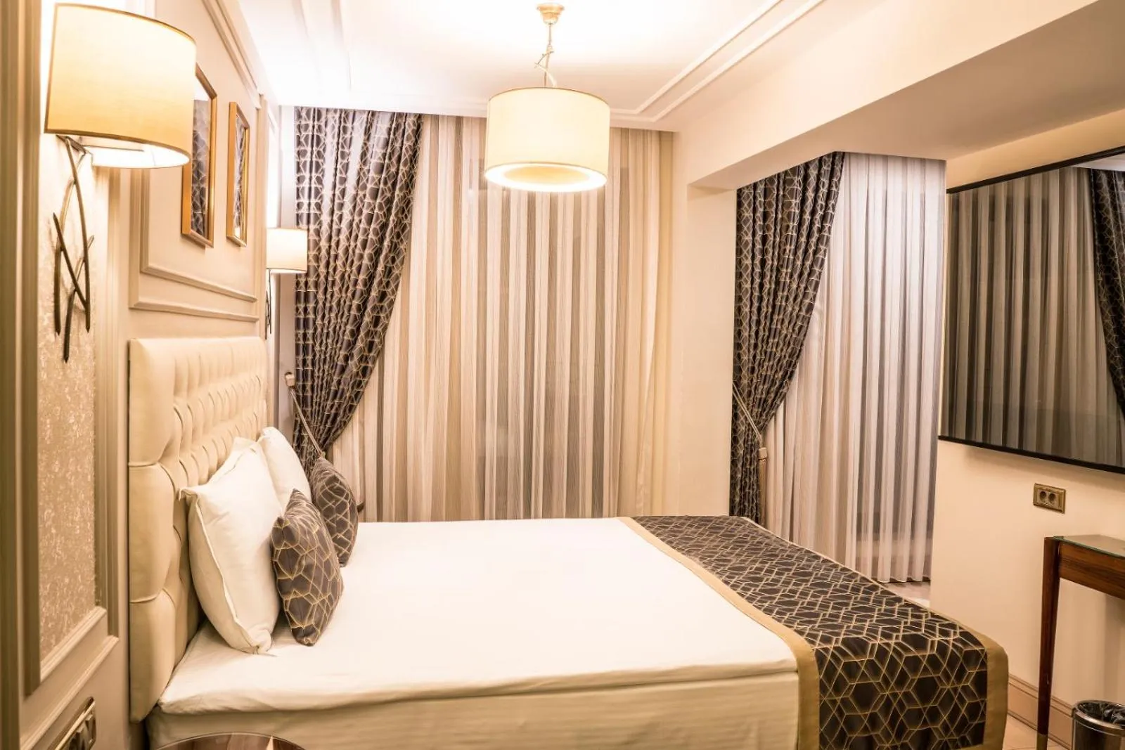 Photo of the whole room, Bed in Beethoven Premium Hotel