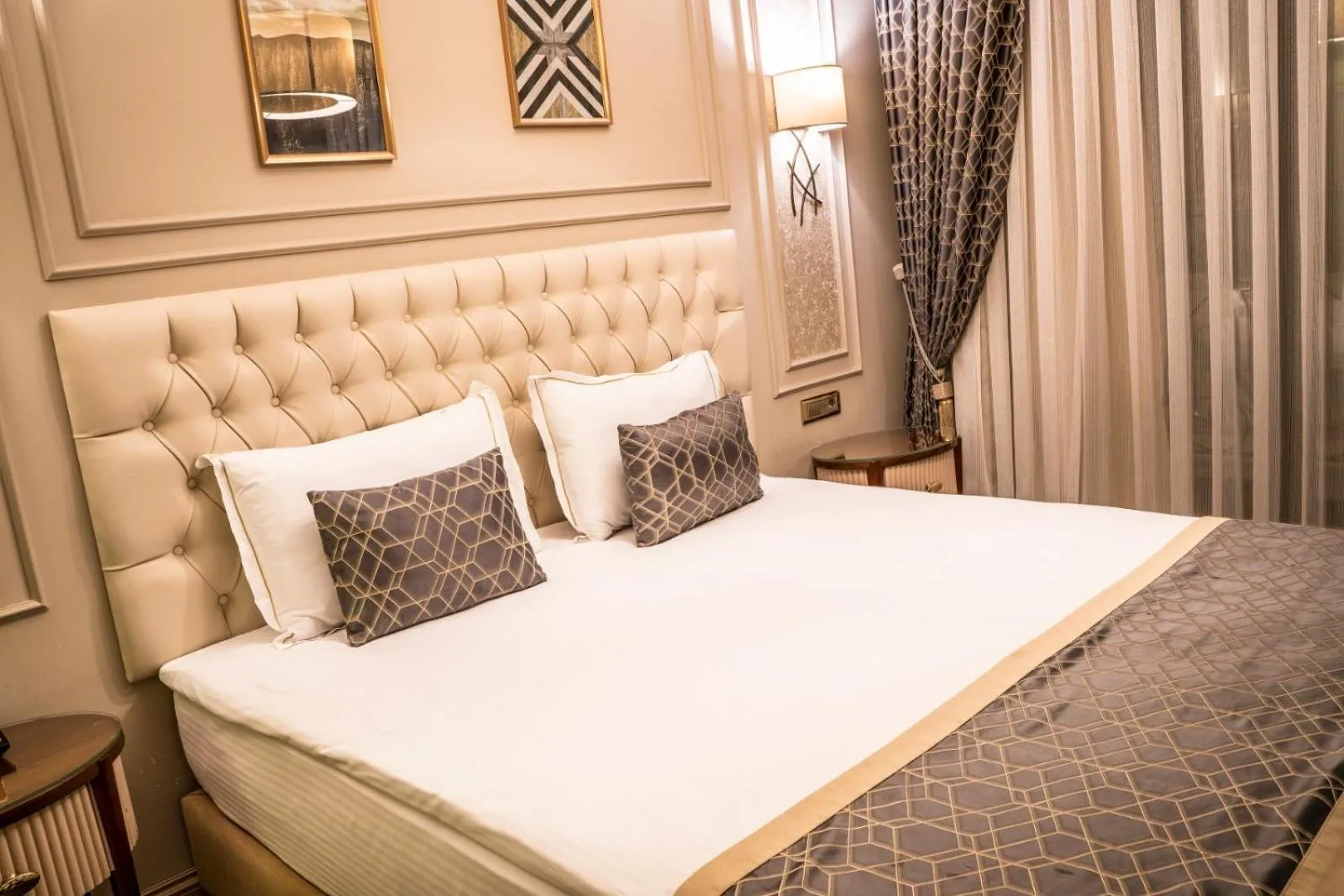 Photo of the whole room, Bed in Beethoven Premium Hotel