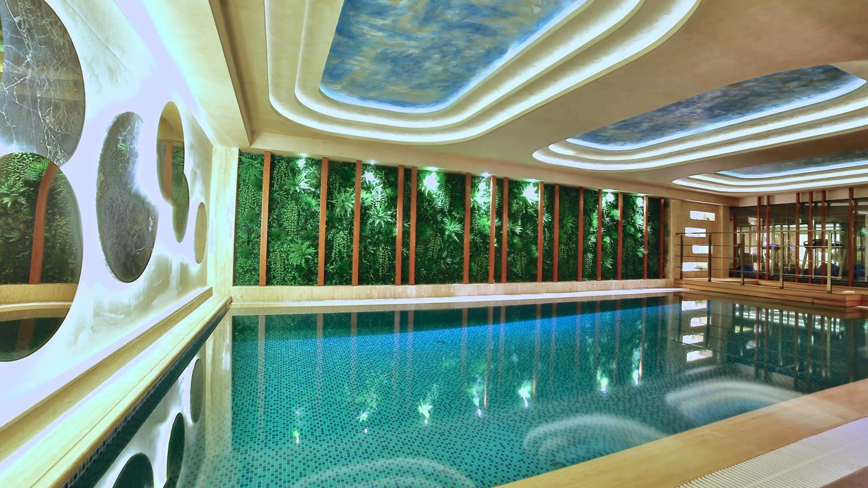 Swimming pool in Beethoven Premium Hotel
