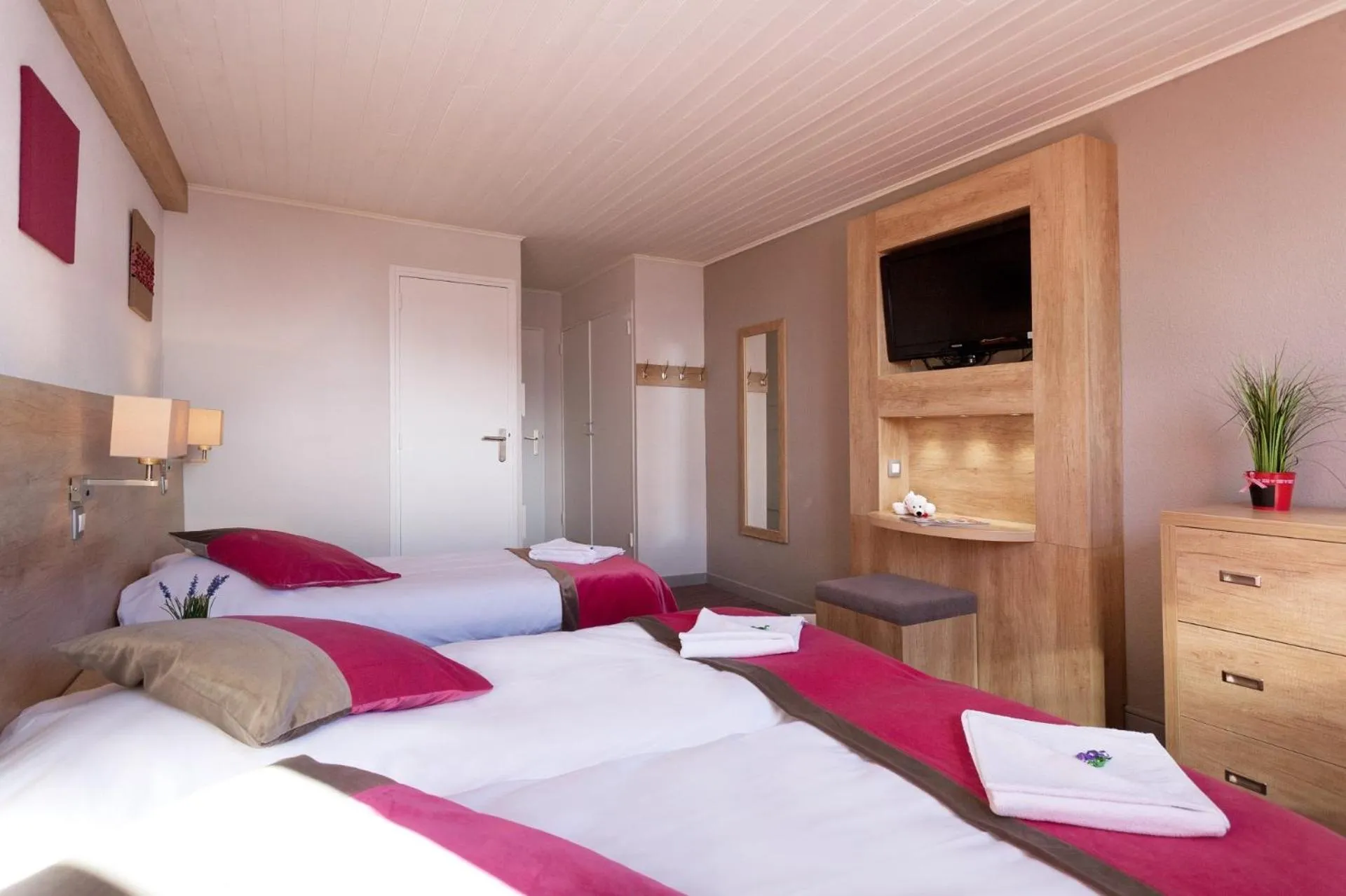 Photo of the whole room, Bed in Hôtel Club MMV Le Panorama