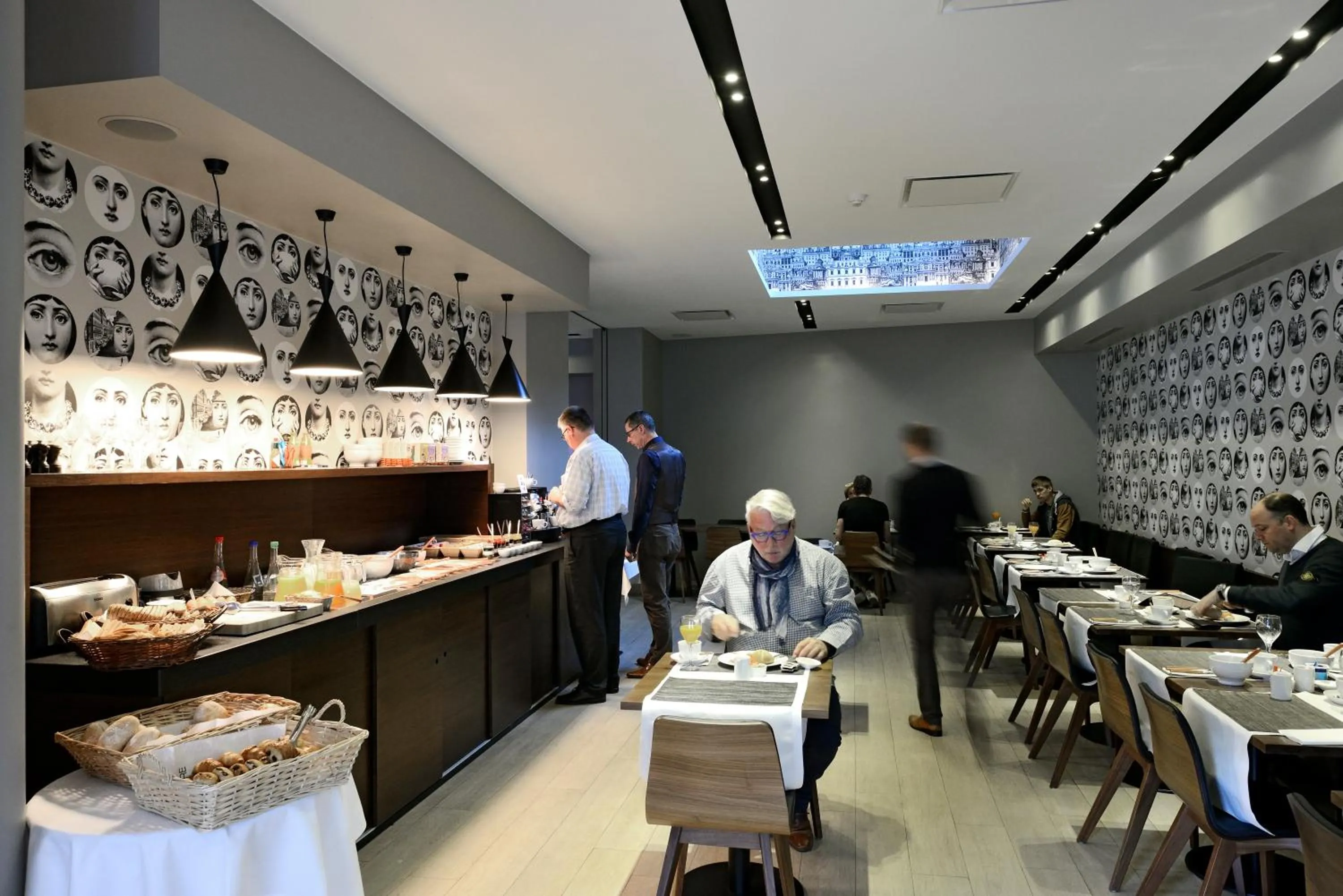 Restaurant/places to eat in Square Hotel