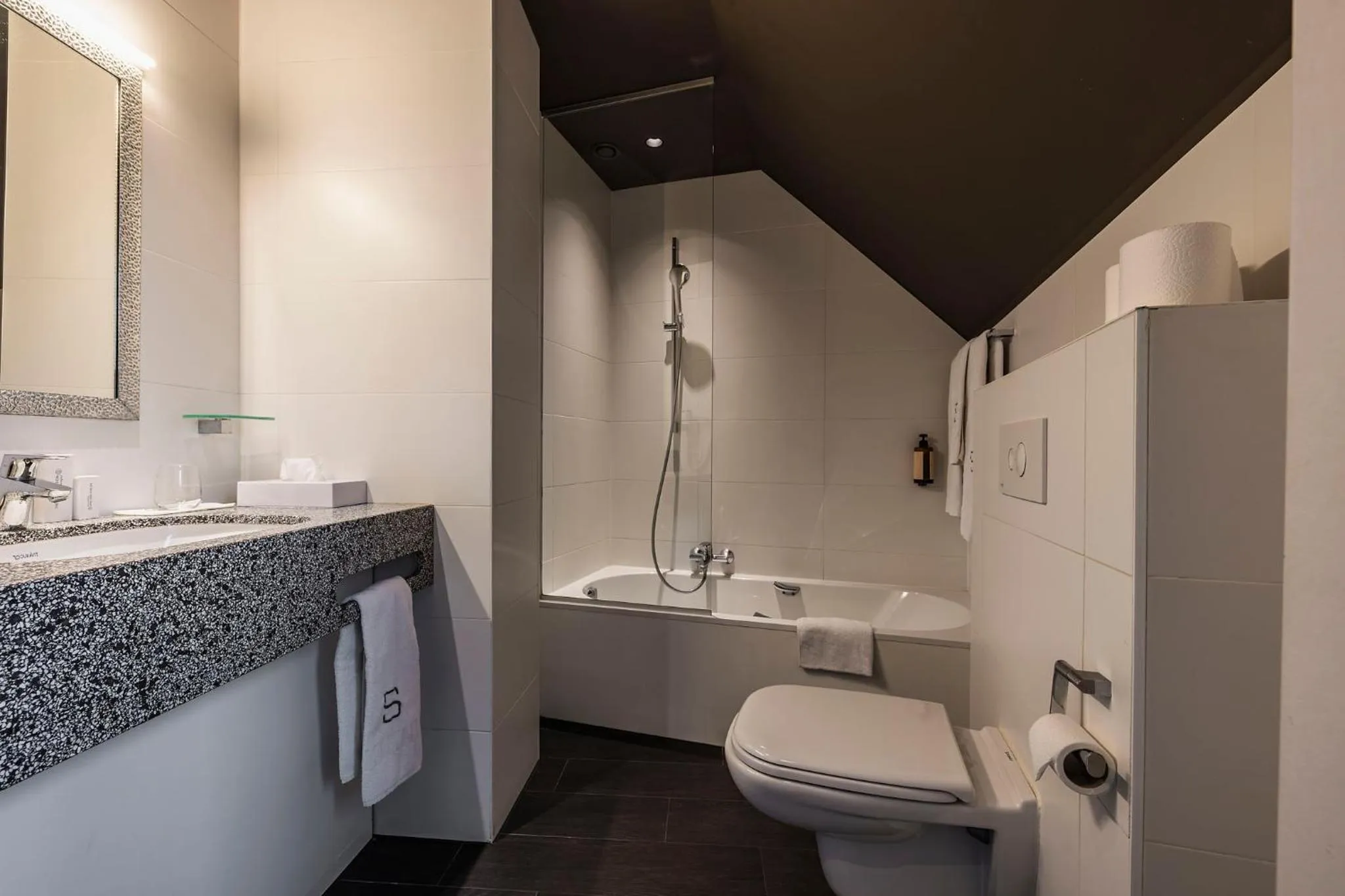 Bath in Square Hotel